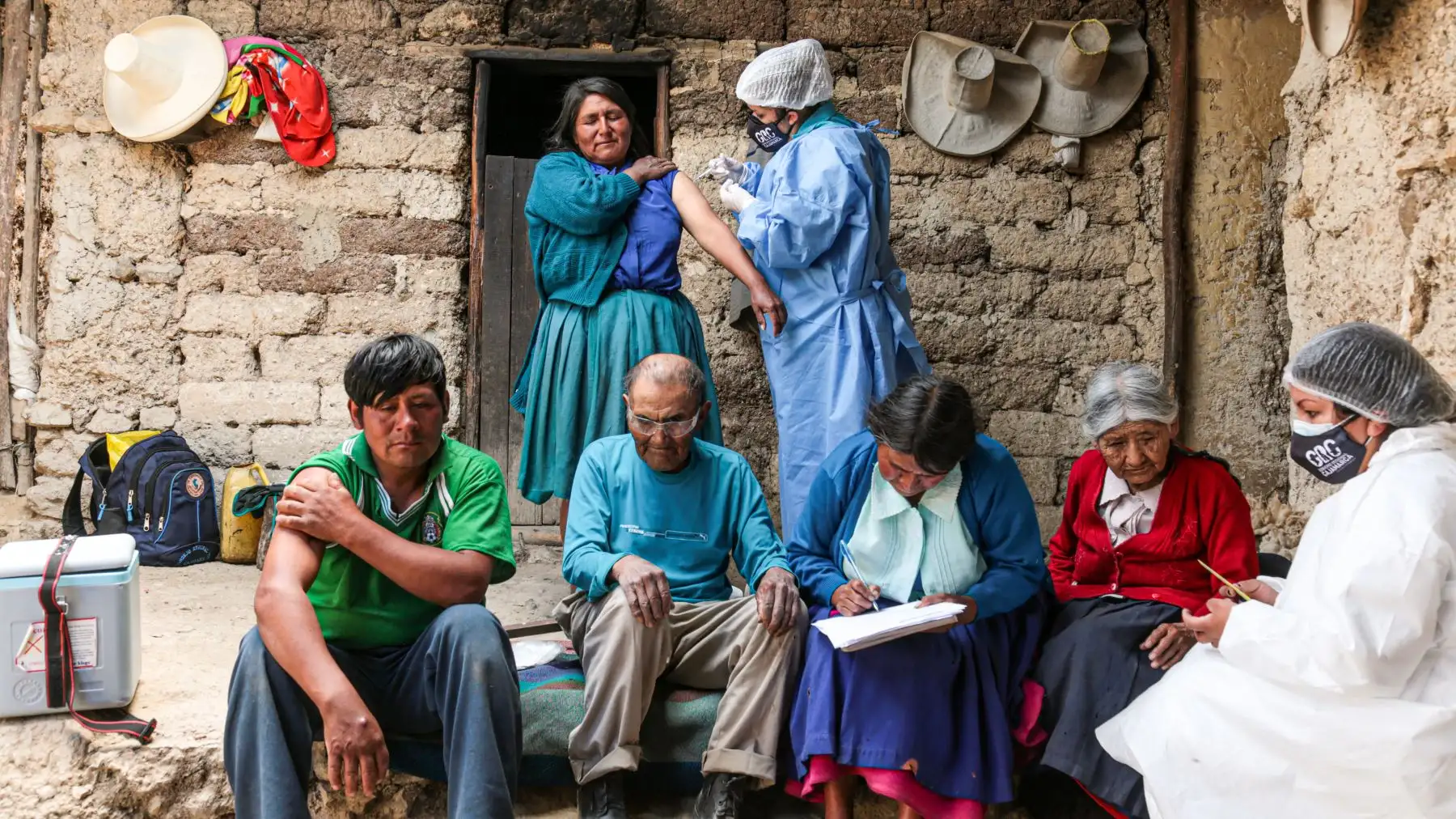 Por medio de 60 imágenes, la exposición itinerante “Volver a vivir: rastros y rostros de la pandemia en el Perú” resume las acciones del personal de la primera línea. Busca
crear conciencia en la población sobre la importancia de la vacunación.
Foto: ANDINA/Gilmar Pérez