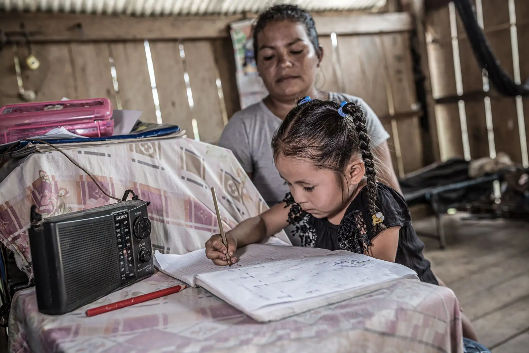 Por medio de 60 imágenes, la exposición itinerante “Volver a vivir: rastros y rostros de la pandemia en el Perú” resume las acciones del personal de la primera línea. Busca
crear conciencia en la población sobre la importancia de la vacunación.
Foto: ANDINA/MINEDU