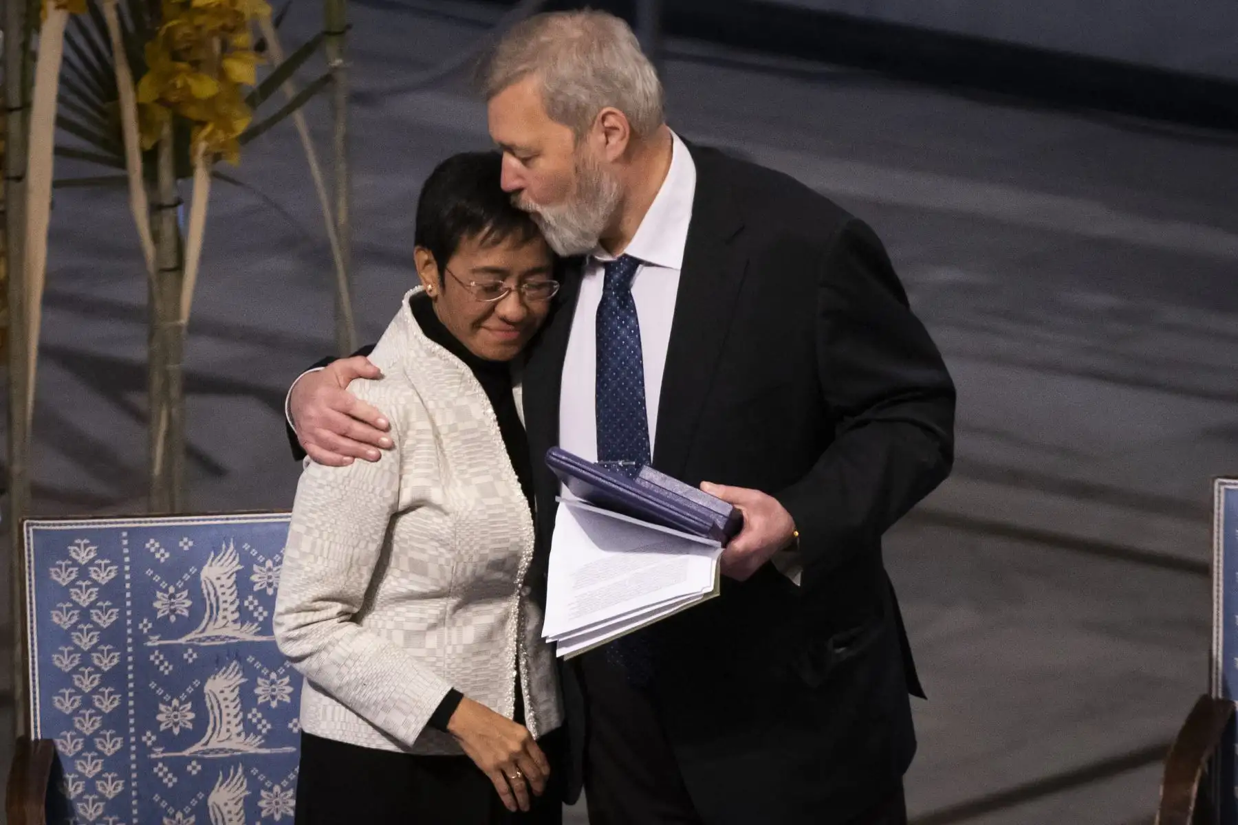 La ganadora del Premio Nobel de la Paz Maria Ressa de Filipinas (L) recibe un beso del Premio Nobel de la Paz Dmitry Muratov de Rusia en la ceremonia de entrega del Premio Nobel de la Paz el 10 de diciembre de 2021 en Oslo.
Foto: AFP