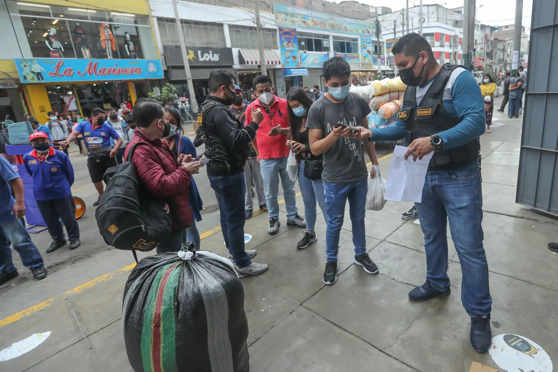 Supervisión del carnet de vacunación en locales comerciales del emporio de Gamarra
Foto: ANDINA/Carla Patiño