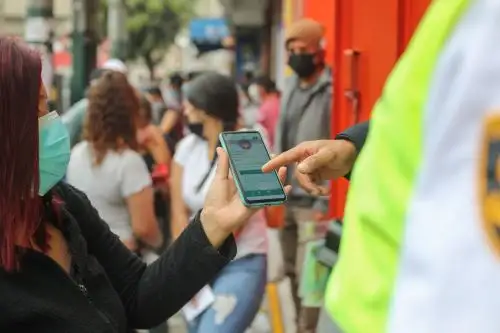 Será necesario que los mayores de 18 años tengan tres dosis y que todos los establecimiento públicos y privados están en la obligación de constatar que la disposición se cumpla. Foto: ANDINA/Carla Patiño Ramírez.