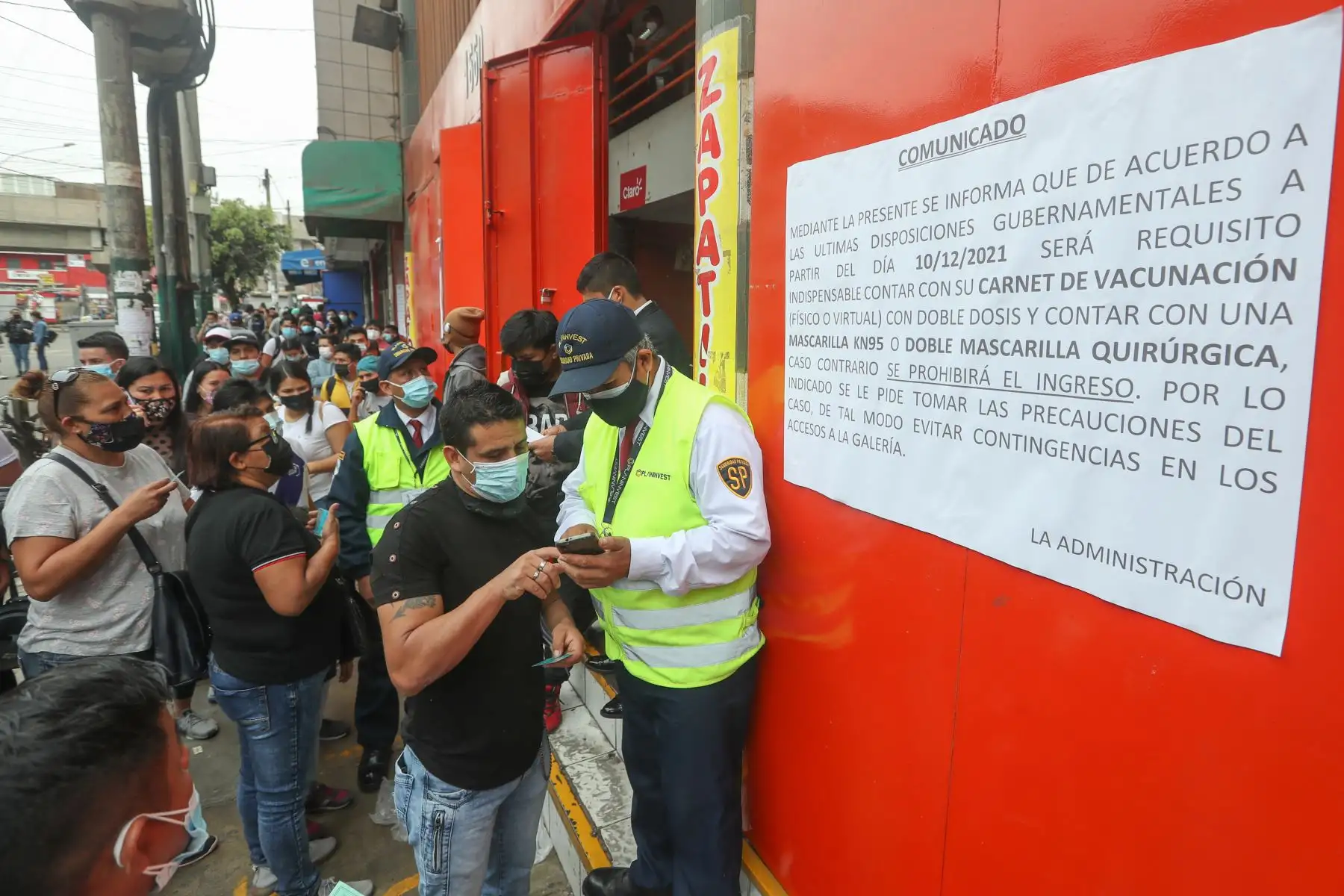 Supervisión del carnet de vacunación en locales comerciales del emporio de Gamarra
Foto: ANDINA/Carla Patiño
