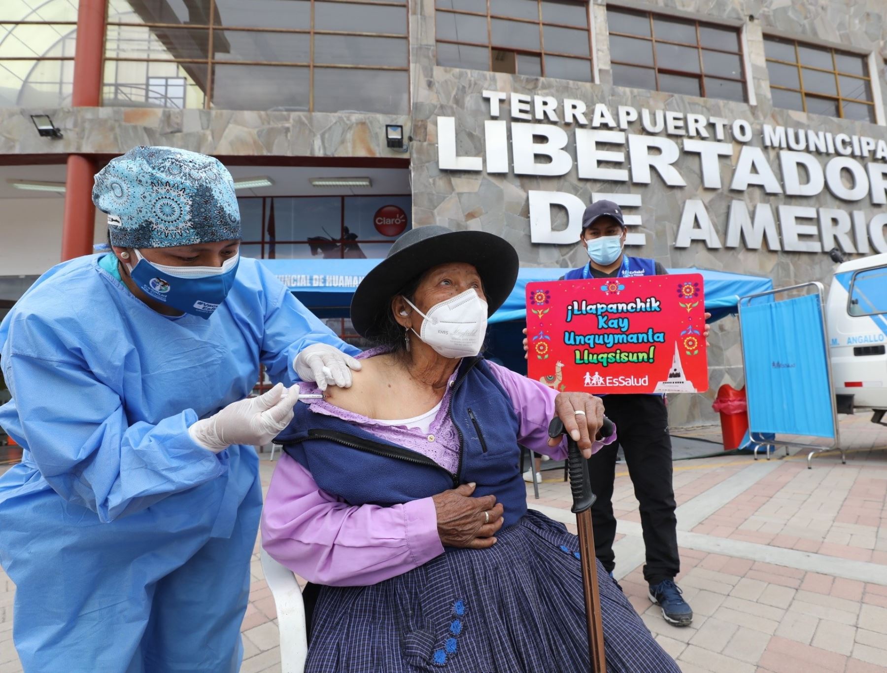EsSalud intensifica vacunación contra el covid-19 en la región Ayacucho e instala vacunatorios en el aeropuerto y terrapuerto de la ciudad de Huamanga.