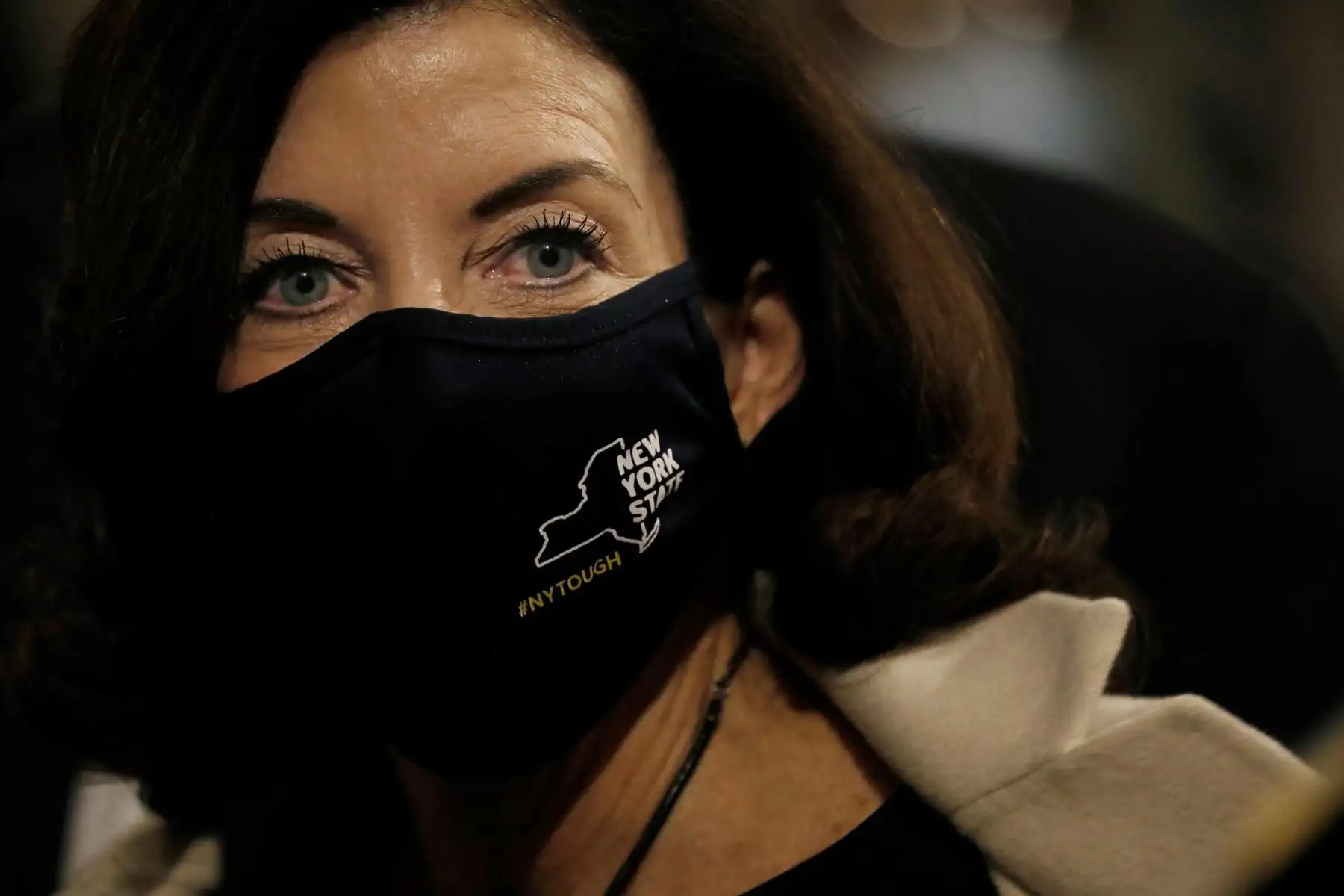 Nueva York impone el uso de mascarillas en espacios de interior públicos.