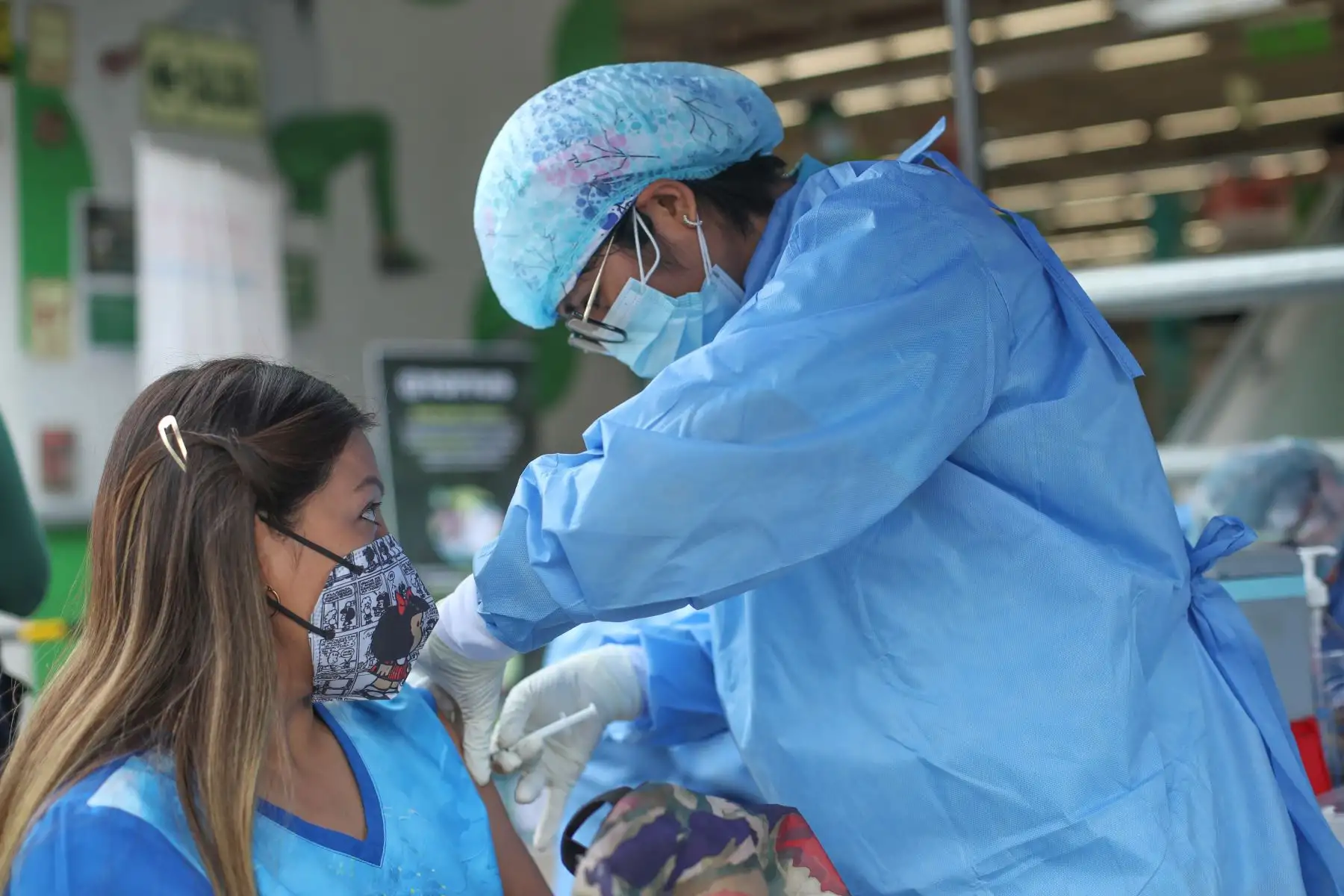 la Dirección de Redes Integradas de Salud (Diris) Lima Este, realiza acciones de control para el cumplimiento de la norma y pone orientadores para realizar sesiones informativas para enseñar cómo las personas pueden acceder a esta información y cómo descargar su código QR para agilizar el proceso de verificación y  brigadas de vacunación contra la Covid-19, para cerrar las brechas de inmunización y la toma de pruebas moleculares gratuitas para un descarte oportuno de esta enfermedad.
Foto: ANDINA/Carla Pat