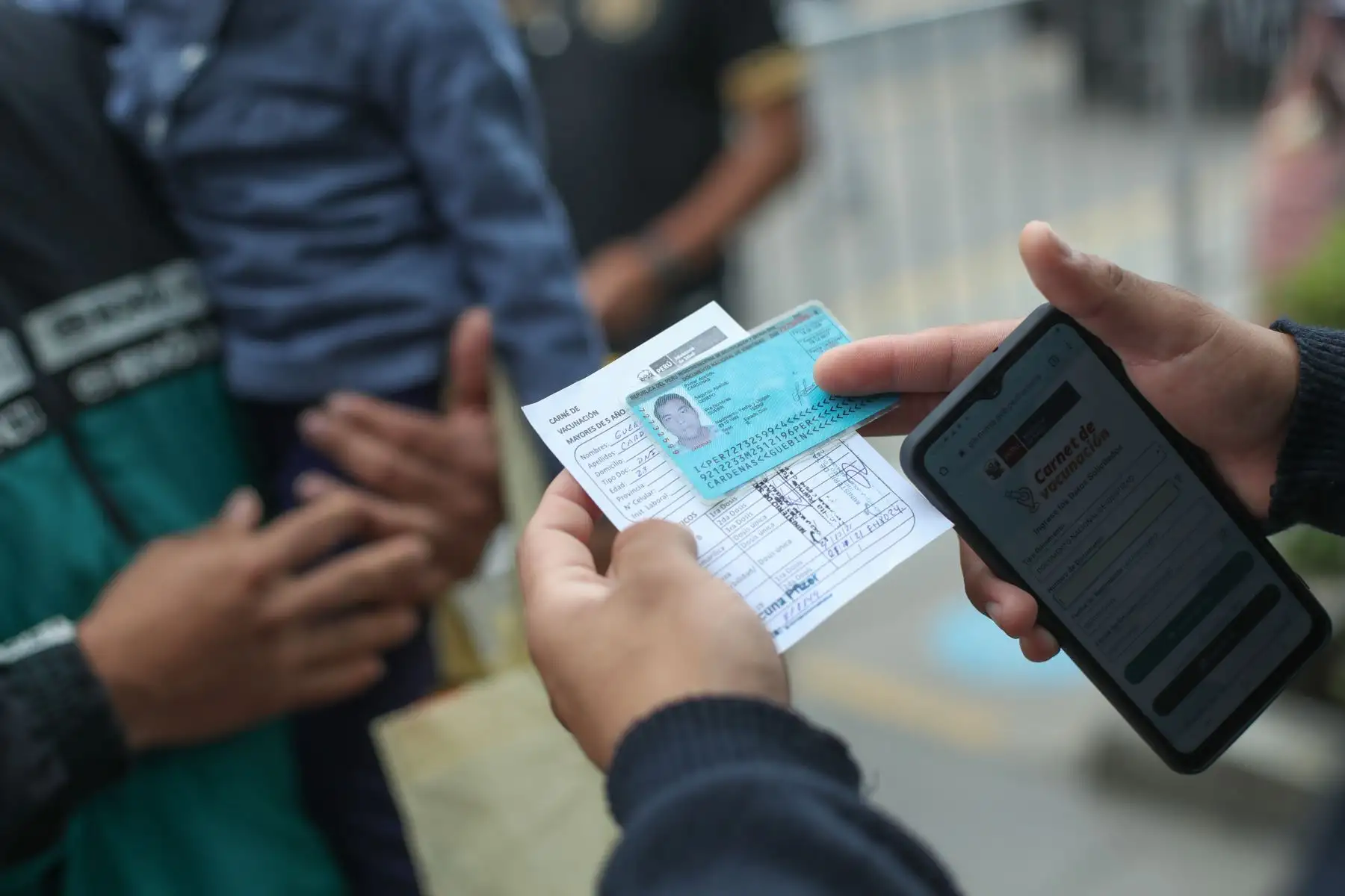 la Dirección de Redes Integradas de Salud (Diris) Lima Este, realiza acciones de control para el cumplimiento de la norma y pone orientadores para realizar sesiones informativas para enseñar cómo las personas pueden acceder a esta información y cómo descargar su código QR para agilizar el proceso de verificación y  brigadas de vacunación contra la Covid-19, para cerrar las brechas de inmunización y la toma de pruebas moleculares gratuitas para un descarte oportuno de esta enfermedad.
Foto: ANDINA/Carla Pat
