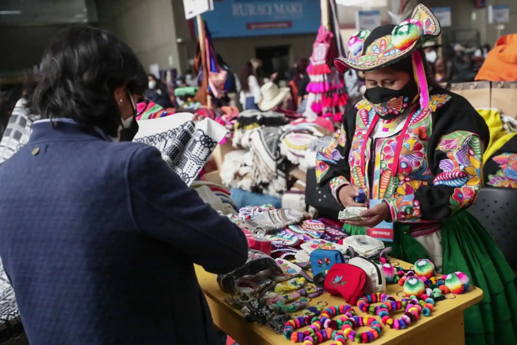 Con la participación de más de cien colectivos de artesanos de todo el Perú, la ministra de Cultura, Gisela Ortiz, inauguró hoy la Feria Ruraq Maki en el Ministerio de Cultura en el Ministerio de Cultura.
Foto: ANDINA/ MINCUL