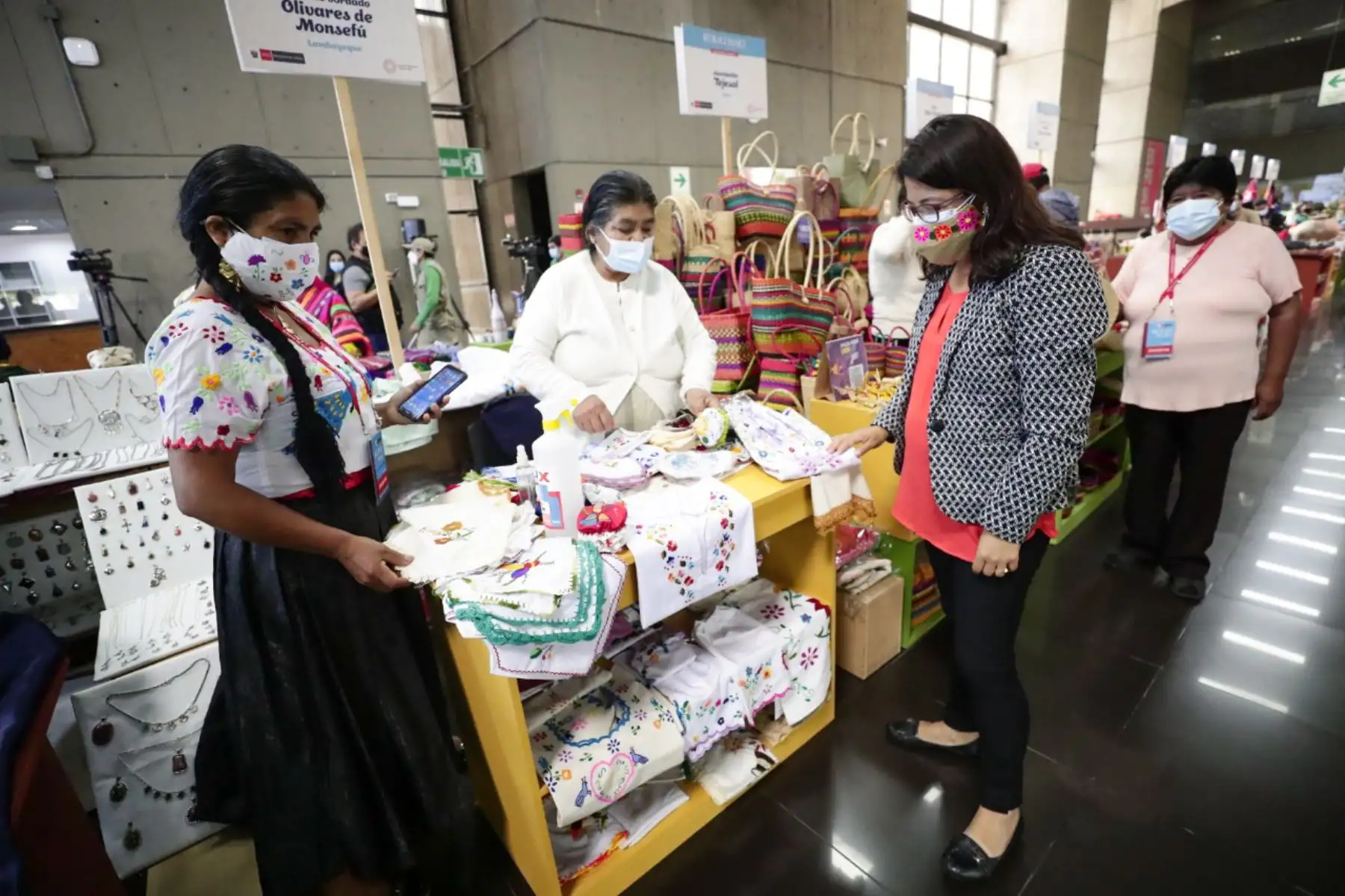 Con la participación de más de cien colectivos de artesanos de todo el Perú, la ministra de Cultura, Gisela Ortiz, inauguró hoy la Feria Ruraq Maki en el Ministerio de Cultura en el Ministerio de Cultura.
Foto: ANDINA/ MINCUL