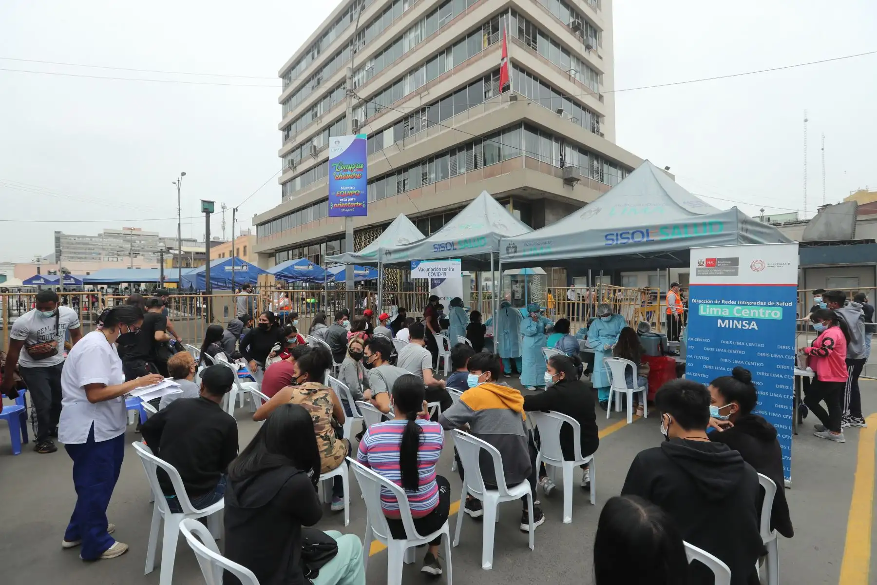 Municipalidad de Lima supervisa que locales comerciales de Mesa Redonda pidan el carnet de vacunación para ingresar.
Foto: ANDINA/ Carla Patiño Ramírez