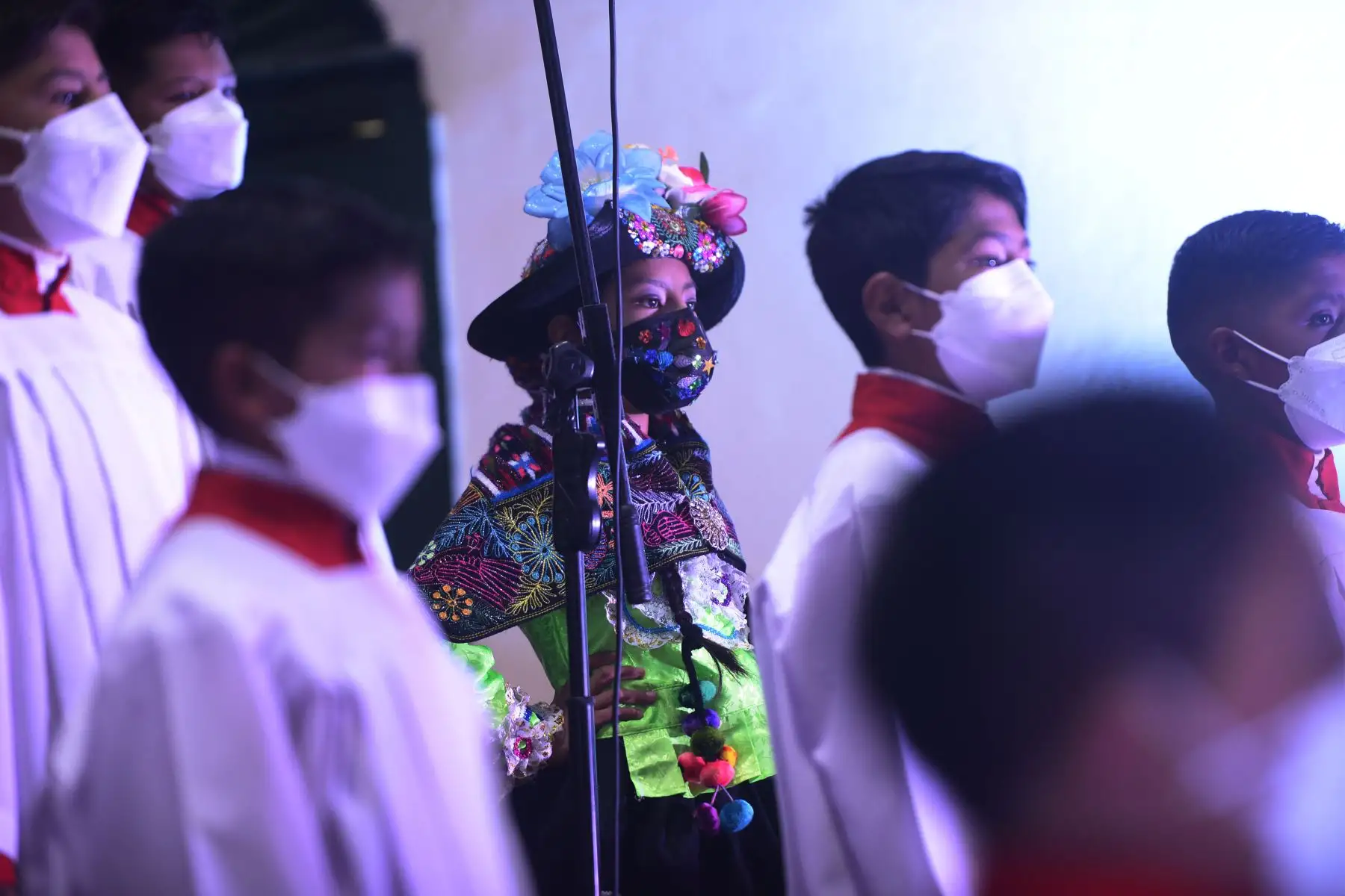 En la iglesia Santo Domingo de Huancavelica, se realizó el “Concierto navideño del Bicentenario” con la participación de 48 niños de la región, quienes cantaron una serie de villancicos en quechua, mientras, en la Ciudad del Vaticano, se presentó el pesebre peruano de Chopcca con ocasión de las festividades de fin de año.
Foto: Proyecto Bicentenario