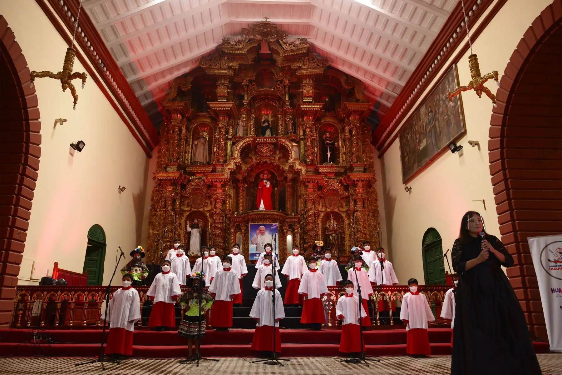 En la iglesia Santo Domingo de Huancavelica, se realizó el “Concierto navideño del Bicentenario” con la participación de 48 niños de la región, quienes cantaron una serie de villancicos en quechua, mientras, en la Ciudad del Vaticano, se presentó el pesebre peruano de Chopcca con ocasión de las festividades de fin de año.
Foto: Proyecto Bicentenario