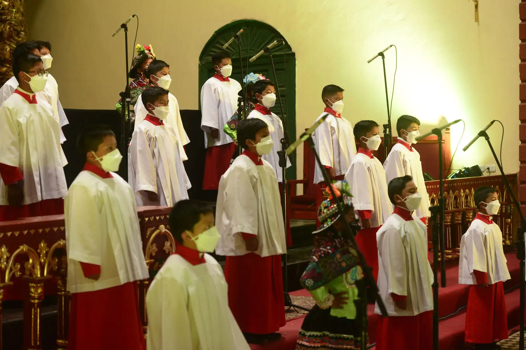 En la iglesia Santo Domingo de Huancavelica, se realizó el “Concierto navideño del Bicentenario” con la participación de 48 niños de la región, quienes cantaron una serie de villancicos en quechua, mientras, en la Ciudad del Vaticano, se presentó el pesebre peruano de Chopcca con ocasión de las festividades de fin de año.
Foto: Proyecto Bicentenario