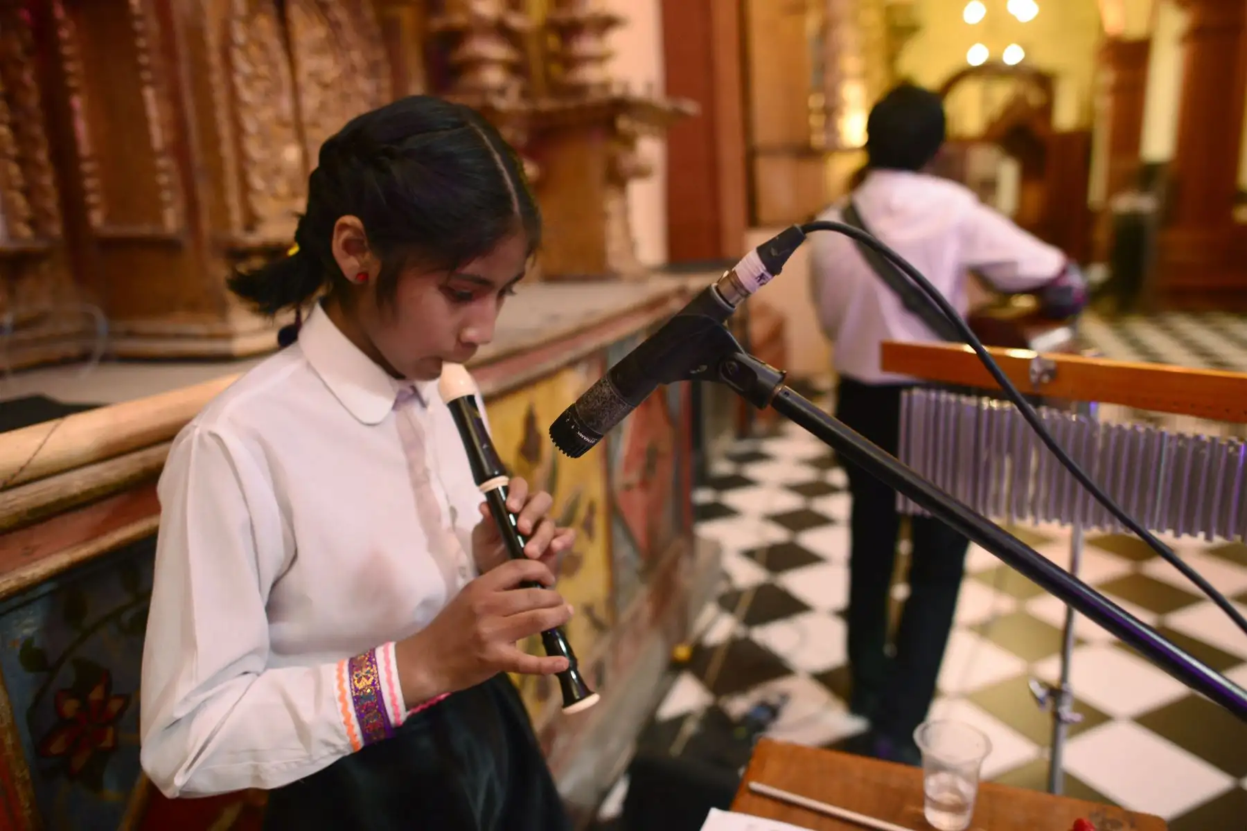En la iglesia Santo Domingo de Huancavelica, se realizó el “Concierto navideño del Bicentenario” con la participación de 48 niños de la región, quienes cantaron una serie de villancicos en quechua, mientras, en la Ciudad del Vaticano, se presentó el pesebre peruano de Chopcca con ocasión de las festividades de fin de año.
Foto: Proyecto Bicentenario