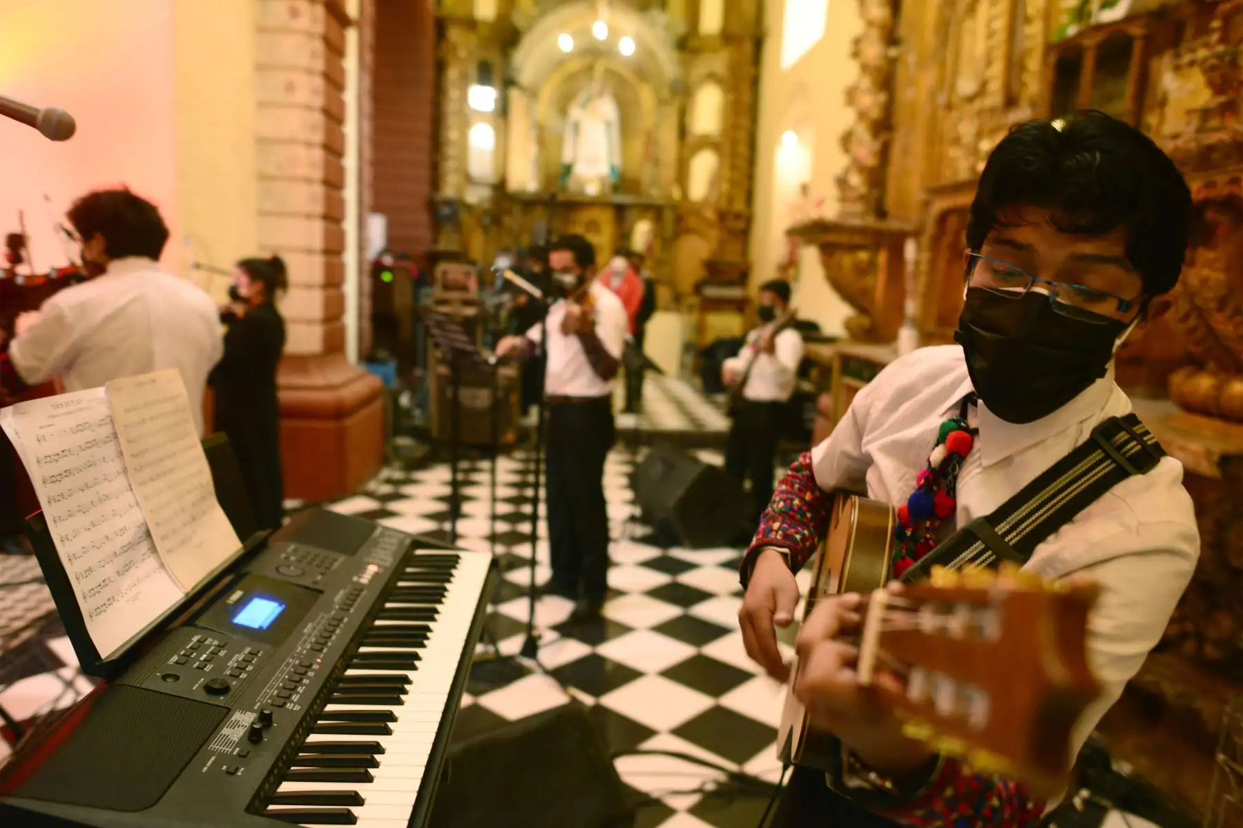 En la iglesia Santo Domingo de Huancavelica, se realizó el “Concierto navideño del Bicentenario” con la participación de 48 niños de la región, quienes cantaron una serie de villancicos en quechua, mientras, en la Ciudad del Vaticano, se presentó el pesebre peruano de Chopcca con ocasión de las festividades de fin de año.
Foto: Proyecto Bicentenario