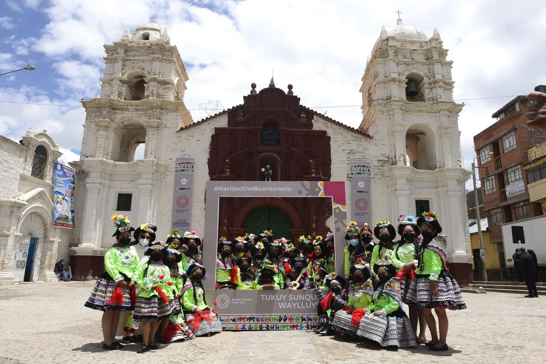 En la iglesia Santo Domingo de Huancavelica, se realizó el “Concierto navideño del Bicentenario” con la participación de 48 niños de la región, quienes cantaron una serie de villancicos en quechua, mientras, en la Ciudad del Vaticano, se presentó el pesebre peruano de Chopcca con ocasión de las festividades de fin de año.
Foto: Proyecto Bicentenario