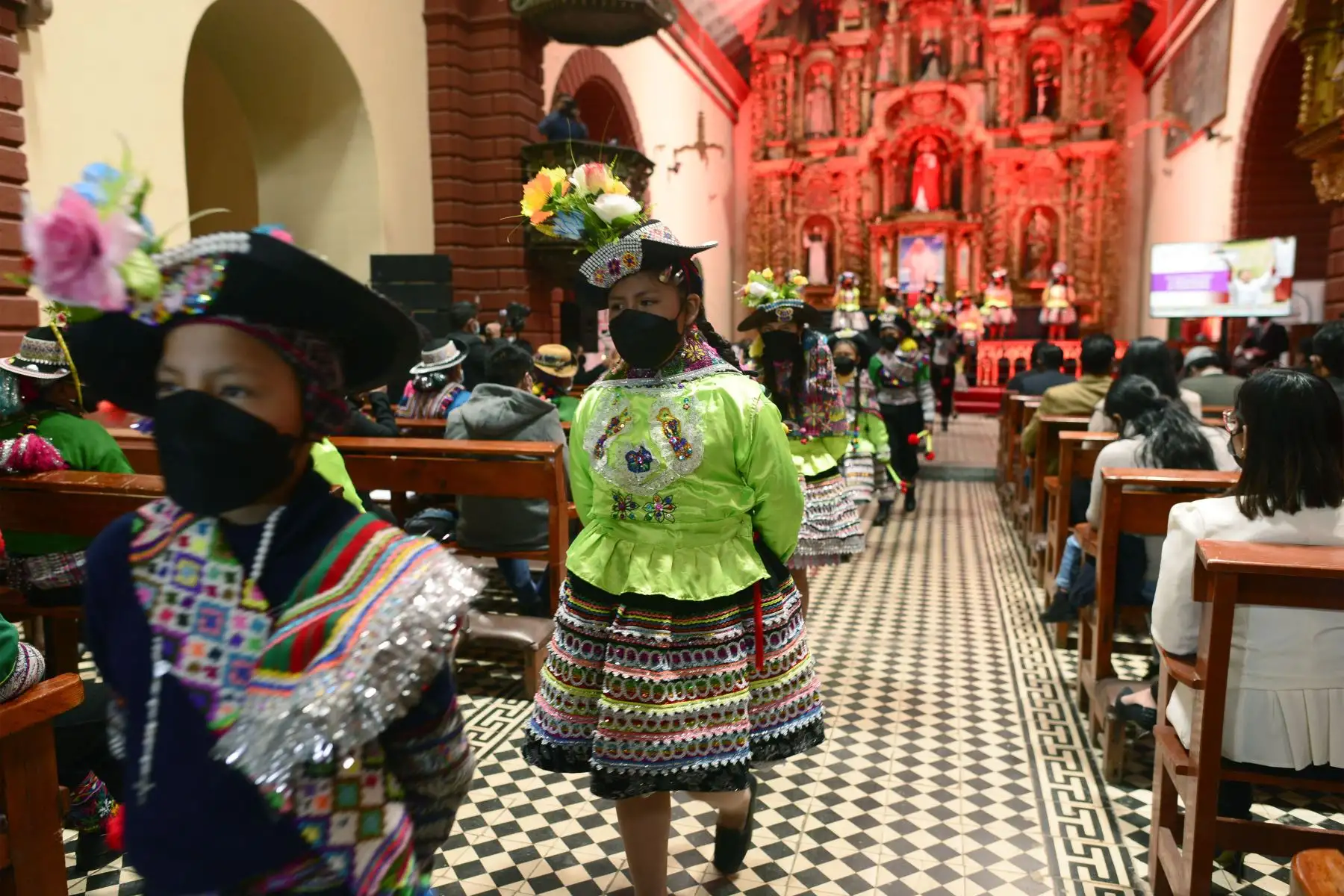 En la iglesia Santo Domingo de Huancavelica, se realizó el “Concierto navideño del Bicentenario” con la participación de 48 niños de la región, quienes cantaron una serie de villancicos en quechua, mientras, en la Ciudad del Vaticano, se presentó el pesebre peruano de Chopcca con ocasión de las festividades de fin de año.
Foto: Proyecto Bicentenario