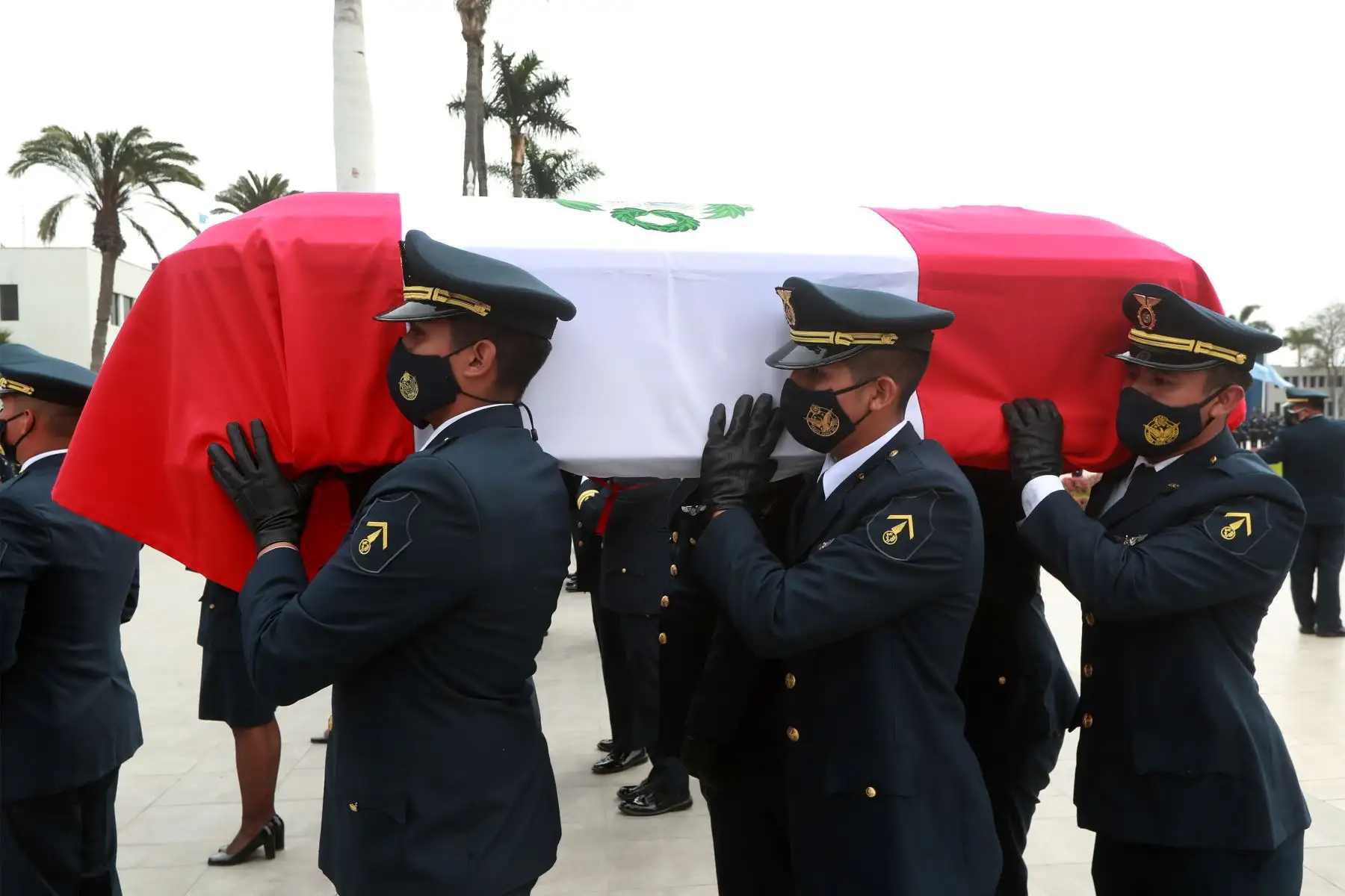 Presidente Pedro Castillo y ministro de Defensa, Juan Carrasco participan en homenaje póstumo a los cinco tripulantes del helicóptero FAP accidentado en Huarochirí.
Foto: Mindef