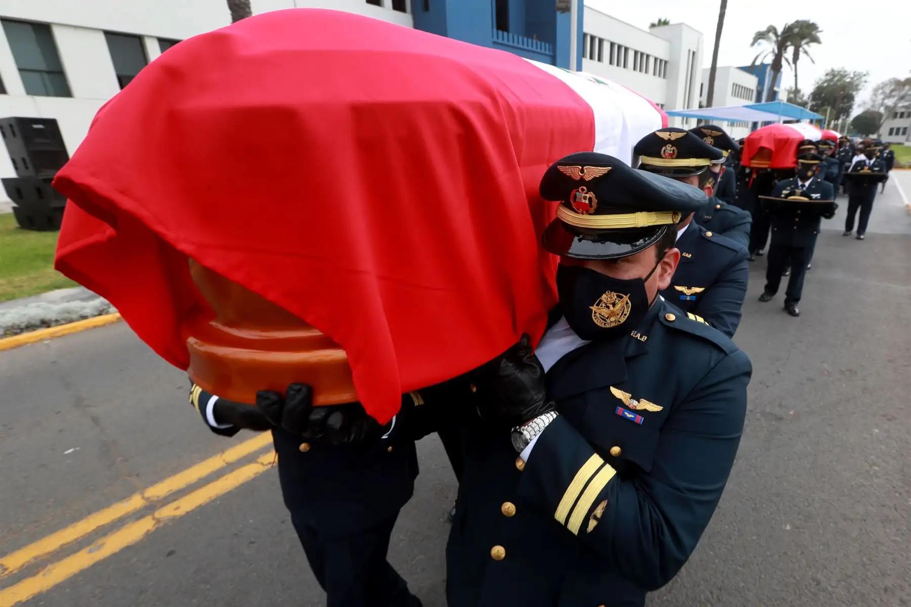 Presidente Pedro Castillo y ministro de Defensa, Juan Carrasco participan en homenaje póstumo a los cinco tripulantes del helicóptero FAP accidentado en Huarochirí.
Foto: Mindef
