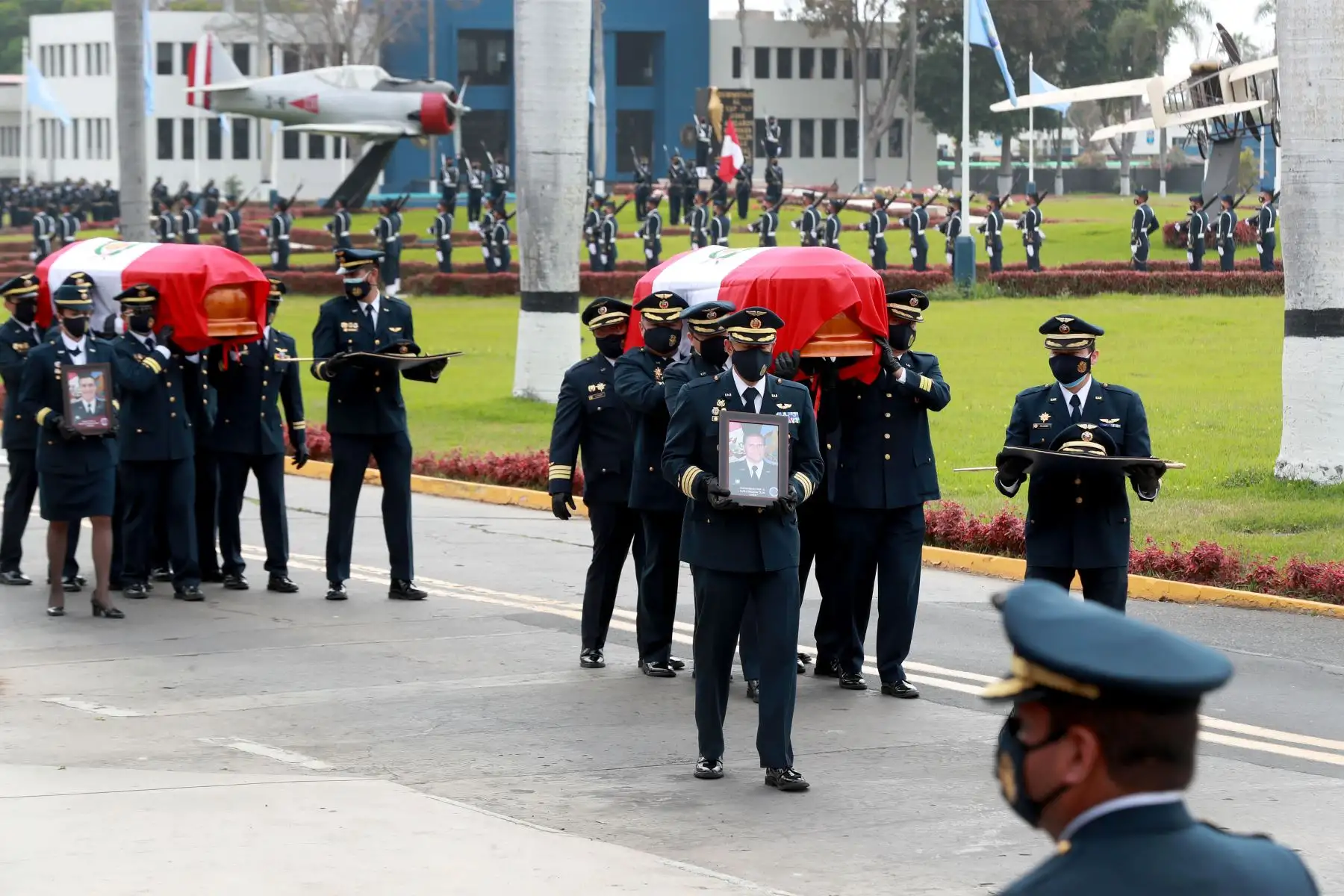 Presidente Pedro Castillo y ministro de Defensa, Juan Carrasco participan en homenaje póstumo a los cinco tripulantes del helicóptero FAP accidentado en Huarochirí.
Foto: Mindef
