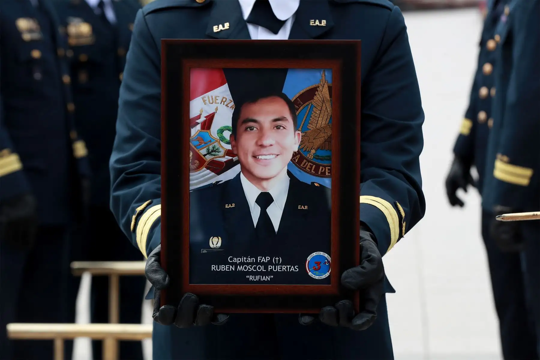 Presidente Pedro Castillo y ministro de Defensa, Juan Carrasco participan en homenaje póstumo a los cinco tripulantes del helicóptero FAP accidentado en Huarochirí.
Foto: Mindef