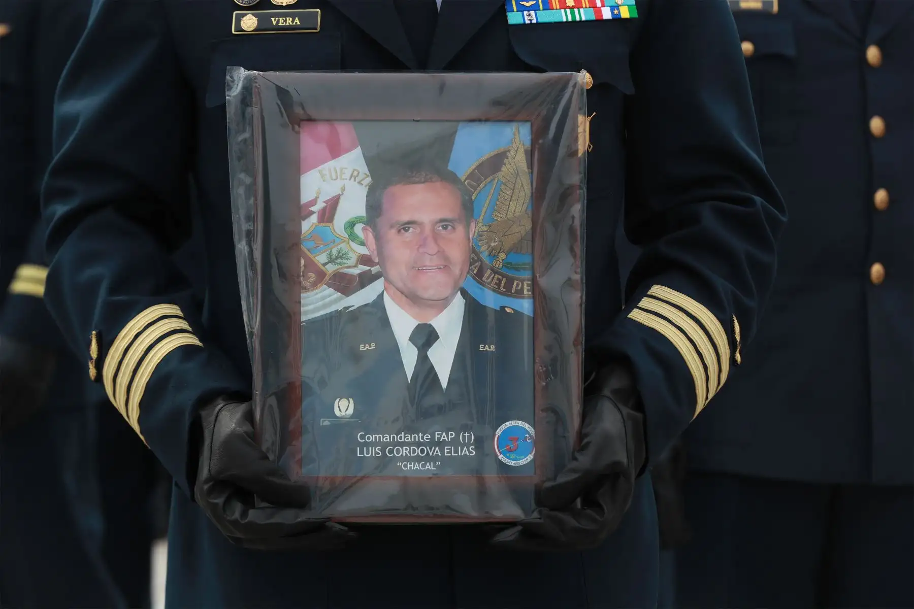 Presidente Pedro Castillo y ministro de Defensa, Juan Carrasco participan en homenaje póstumo a los cinco tripulantes del helicóptero FAP accidentado en Huarochirí.
Foto: Mindef