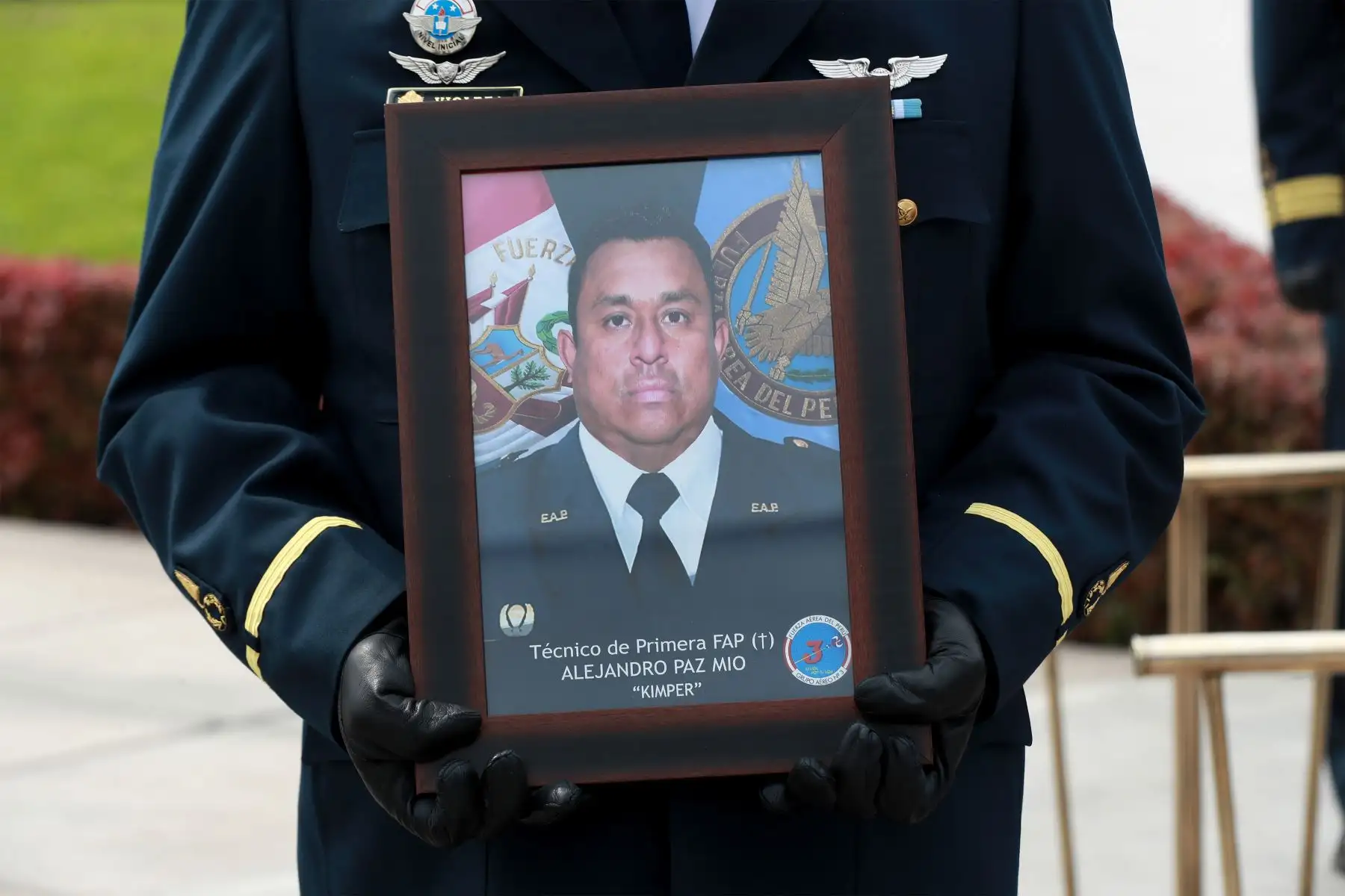 Presidente Pedro Castillo y ministro de Defensa, Juan Carrasco participan en homenaje póstumo a los cinco tripulantes del helicóptero FAP accidentado en Huarochirí.
Foto: Mindef