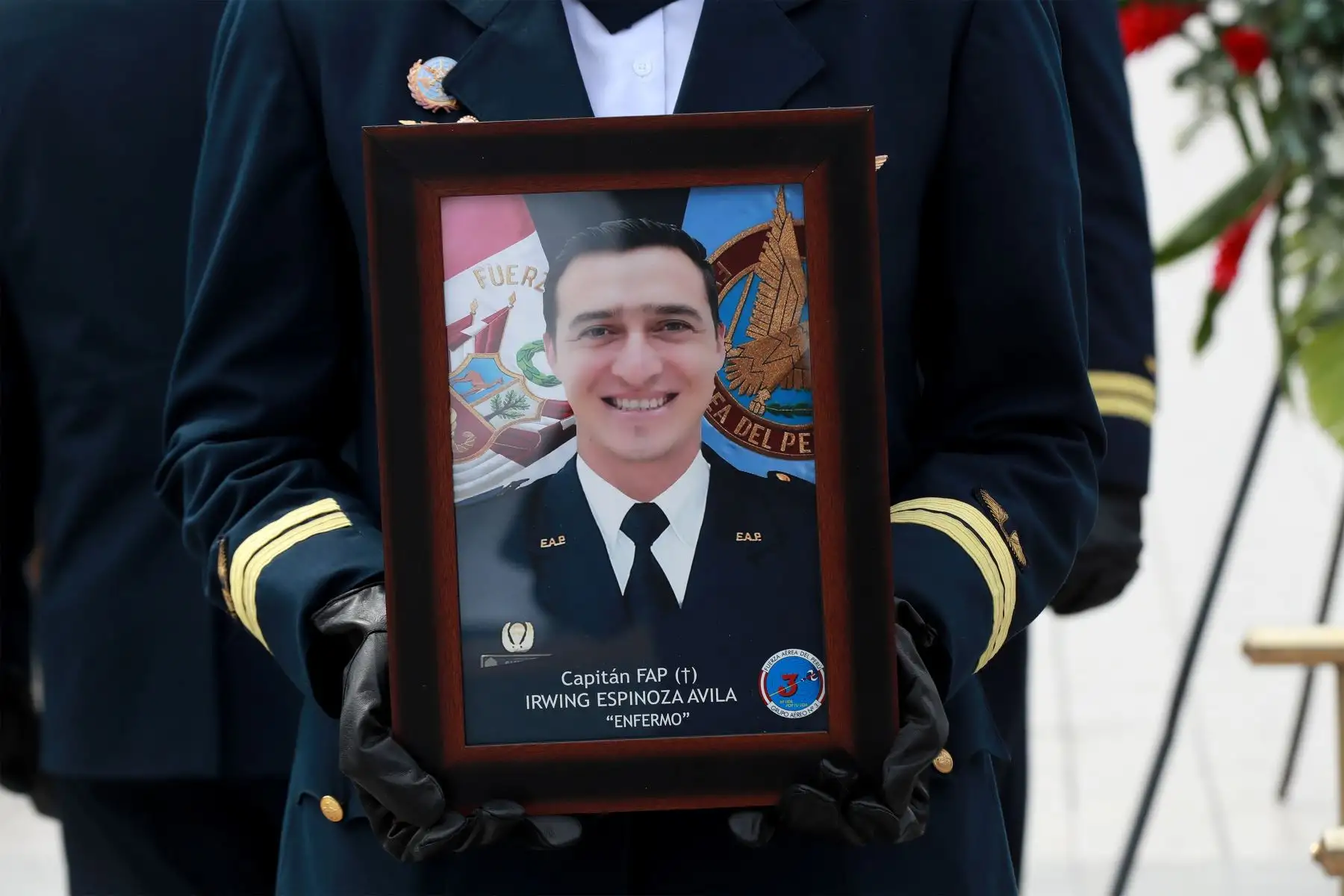 Presidente Pedro Castillo y ministro de Defensa, Juan Carrasco participan en homenaje póstumo a los cinco tripulantes del helicóptero FAP accidentado en Huarochirí.
Foto: Mindef