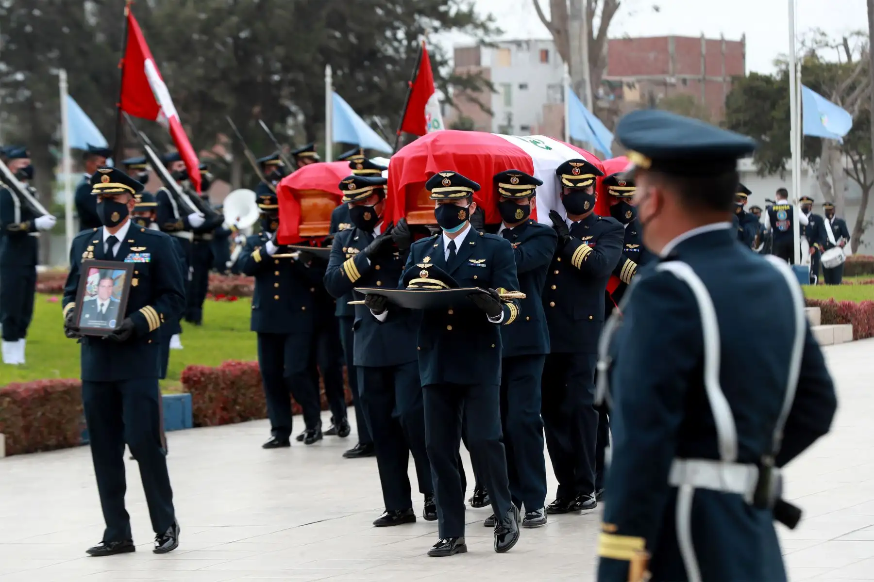 Presidente Pedro Castillo y ministro de Defensa, Juan Carrasco participan en homenaje póstumo a los cinco tripulantes del helicóptero FAP accidentado en Huarochirí.
Foto: Mindef