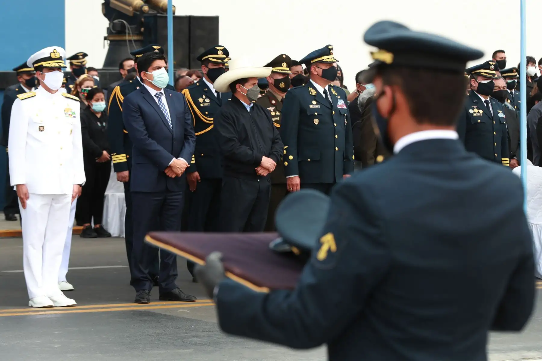 Presidente Pedro Castillo y ministro de Defensa, Juan Carrasco participan en homenaje póstumo a los cinco tripulantes del helicóptero FAP accidentado en Huarochirí.
Foto: Mindef