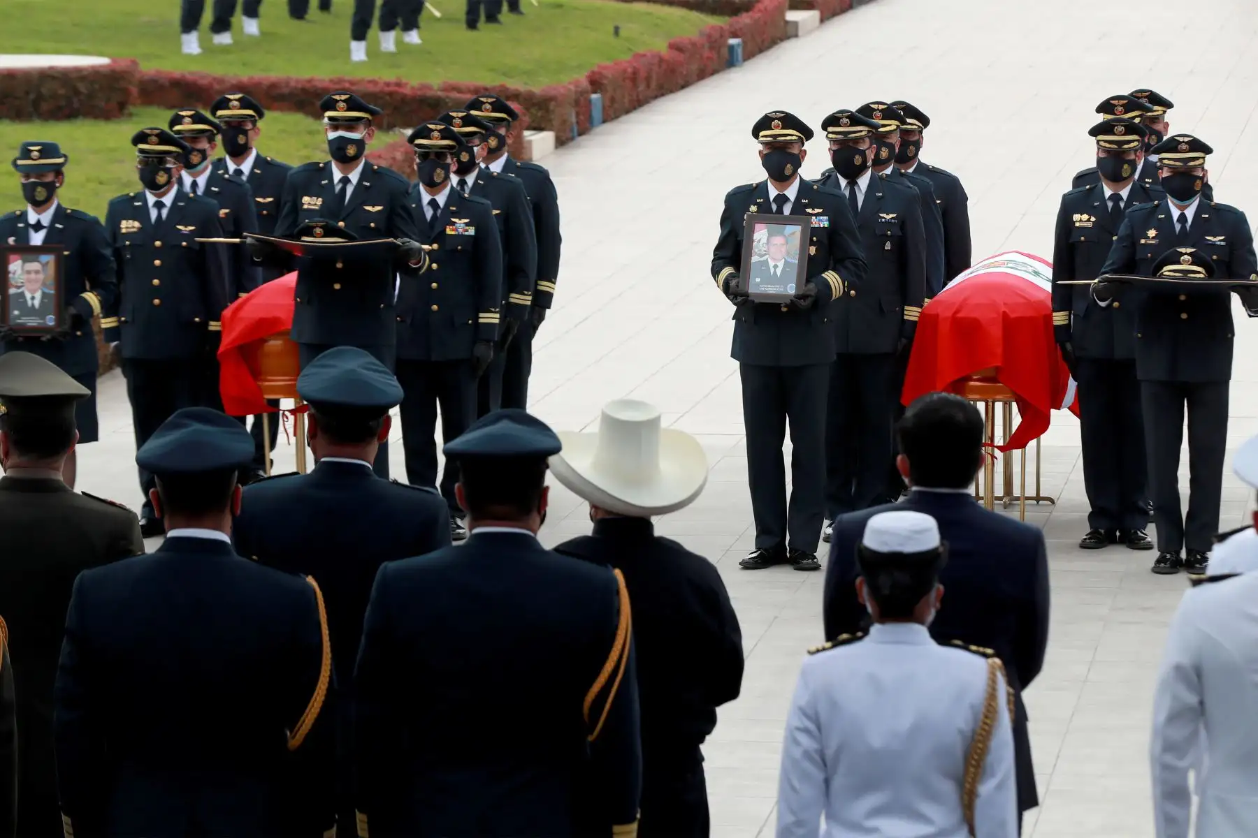 Presidente Pedro Castillo y ministro de Defensa, Juan Carrasco participan en homenaje póstumo a los cinco tripulantes del helicóptero FAP accidentado en Huarochirí.
Foto: Mindef