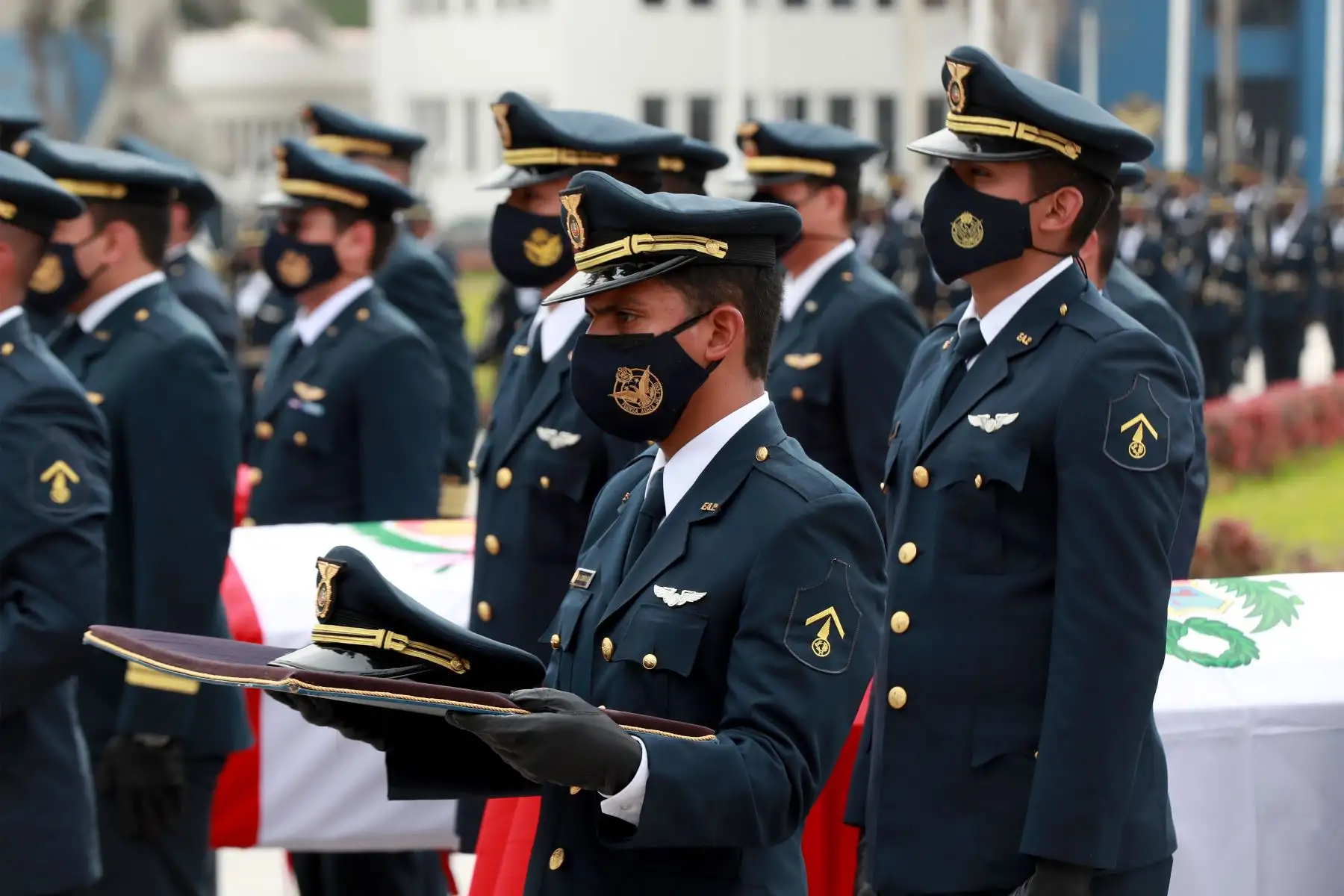 Presidente Pedro Castillo y ministro de Defensa, Juan Carrasco participan en homenaje póstumo a los cinco tripulantes del helicóptero FAP accidentado en Huarochirí.
Foto: Mindef