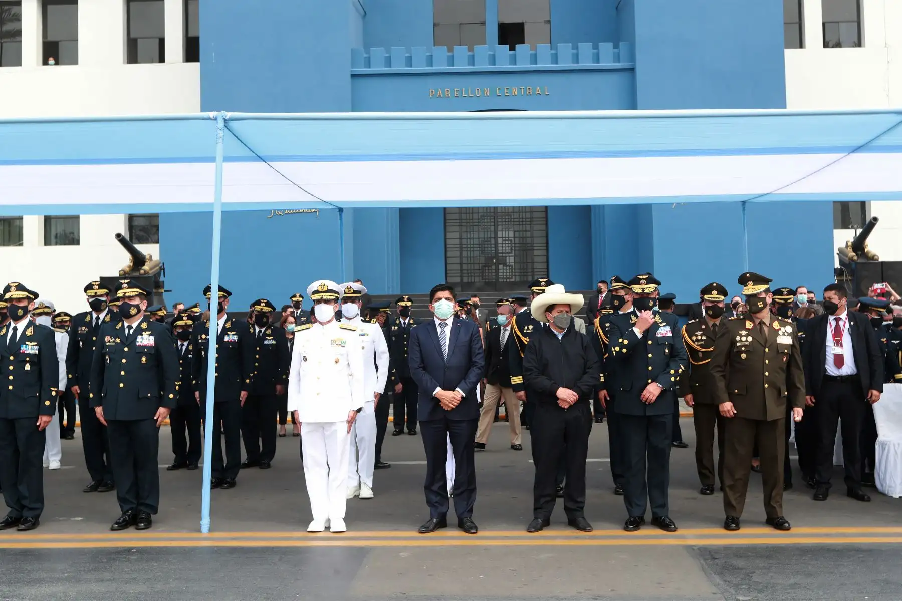 Presidente Pedro Castillo y ministro de Defensa, Juan Carrasco participan en homenaje póstumo a los cinco tripulantes del helicóptero FAP accidentado en Huarochirí.
Foto: Mindef