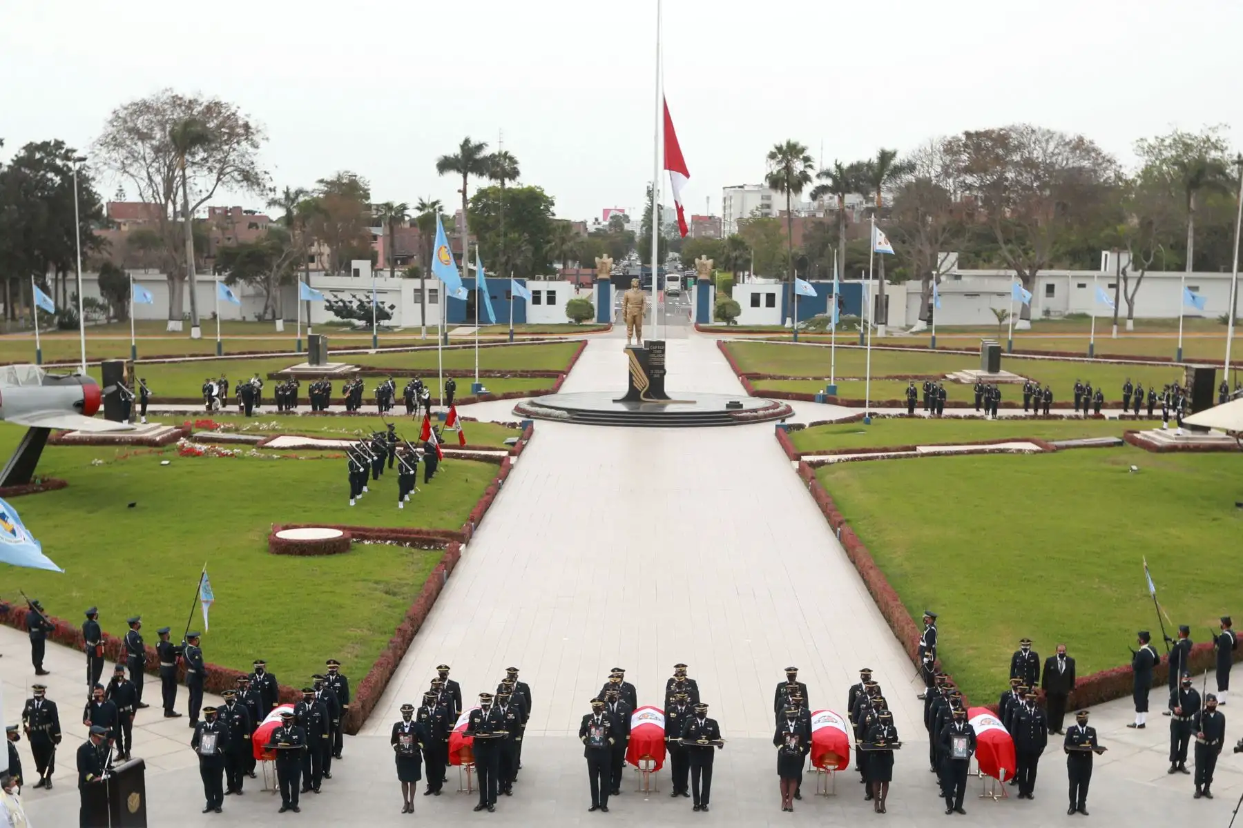 Presidente Pedro Castillo y ministro de Defensa, Juan Carrasco participan en homenaje póstumo a los cinco tripulantes del helicóptero FAP accidentado en Huarochirí.
Foto: Mindef
