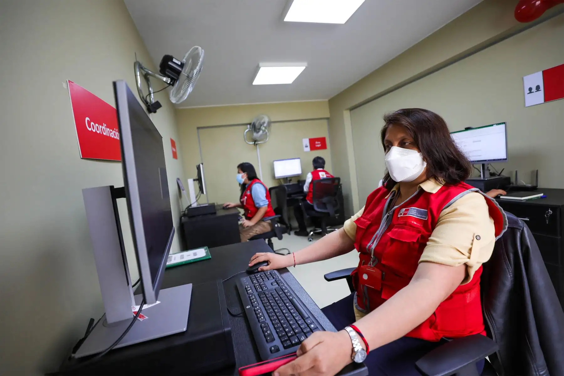 La ministra  de la Mujer y Poblaciones Vulnerables, Anahí Durand inauguró el Centro Emergencia Mujer  en Comisaría Breña, para que más personas accedan a los servicios gratuitos que brinda el Programa Nacional Aurora en atención a víctimas de violencia de género y conozcan las intervenciones preventivas.
Foto: MIMP