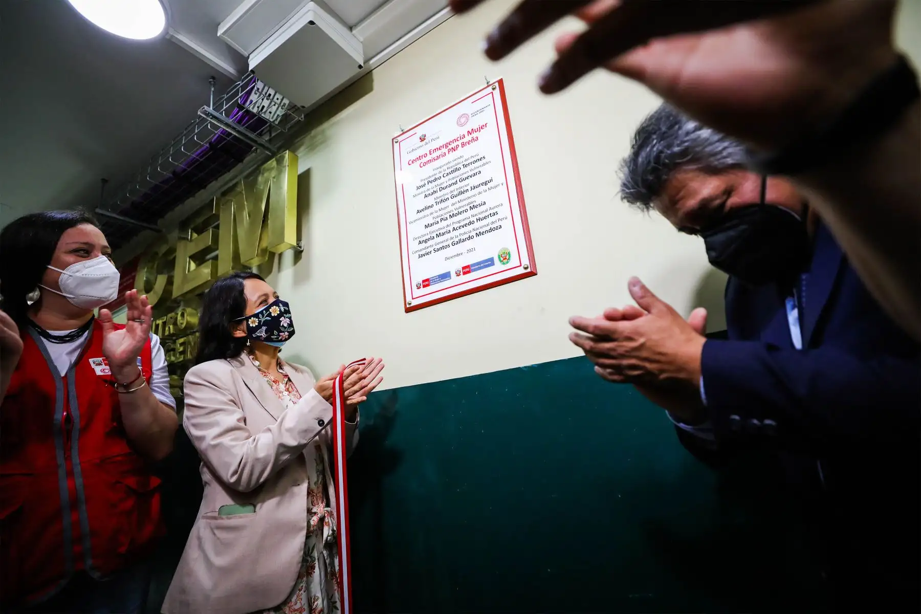 La ministra  de la Mujer y Poblaciones Vulnerables, Anahí Durand inauguró el Centro Emergencia Mujer  en Comisaría Breña, para que más personas accedan a los servicios gratuitos que brinda el Programa Nacional Aurora en atención a víctimas de violencia de género y conozcan las intervenciones preventivas.
Foto: MIMP