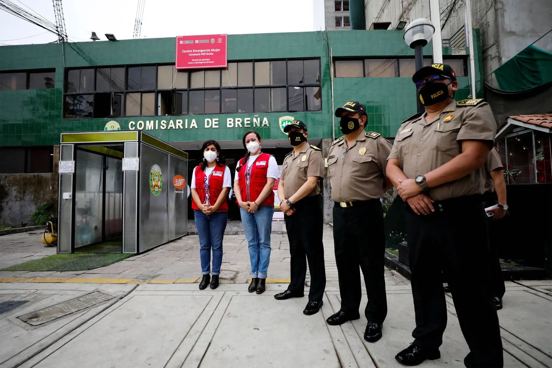 La ministra  de la Mujer y Poblaciones Vulnerables, Anahí Durand inauguró el Centro Emergencia Mujer  en Comisaría Breña, para que más personas accedan a los servicios gratuitos que brinda el Programa Nacional Aurora en atención a víctimas de violencia de género y conozcan las intervenciones preventivas.
Foto: MIMP