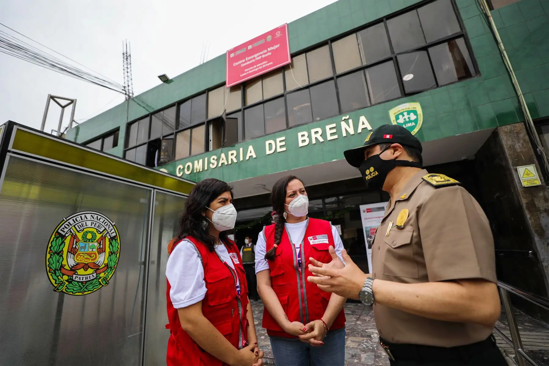 La ministra  de la Mujer y Poblaciones Vulnerables, Anahí Durand inauguró el Centro Emergencia Mujer  en Comisaría Breña, para que más personas accedan a los servicios gratuitos que brinda el Programa Nacional Aurora en atención a víctimas de violencia de género y conozcan las intervenciones preventivas.
Foto: MIMP