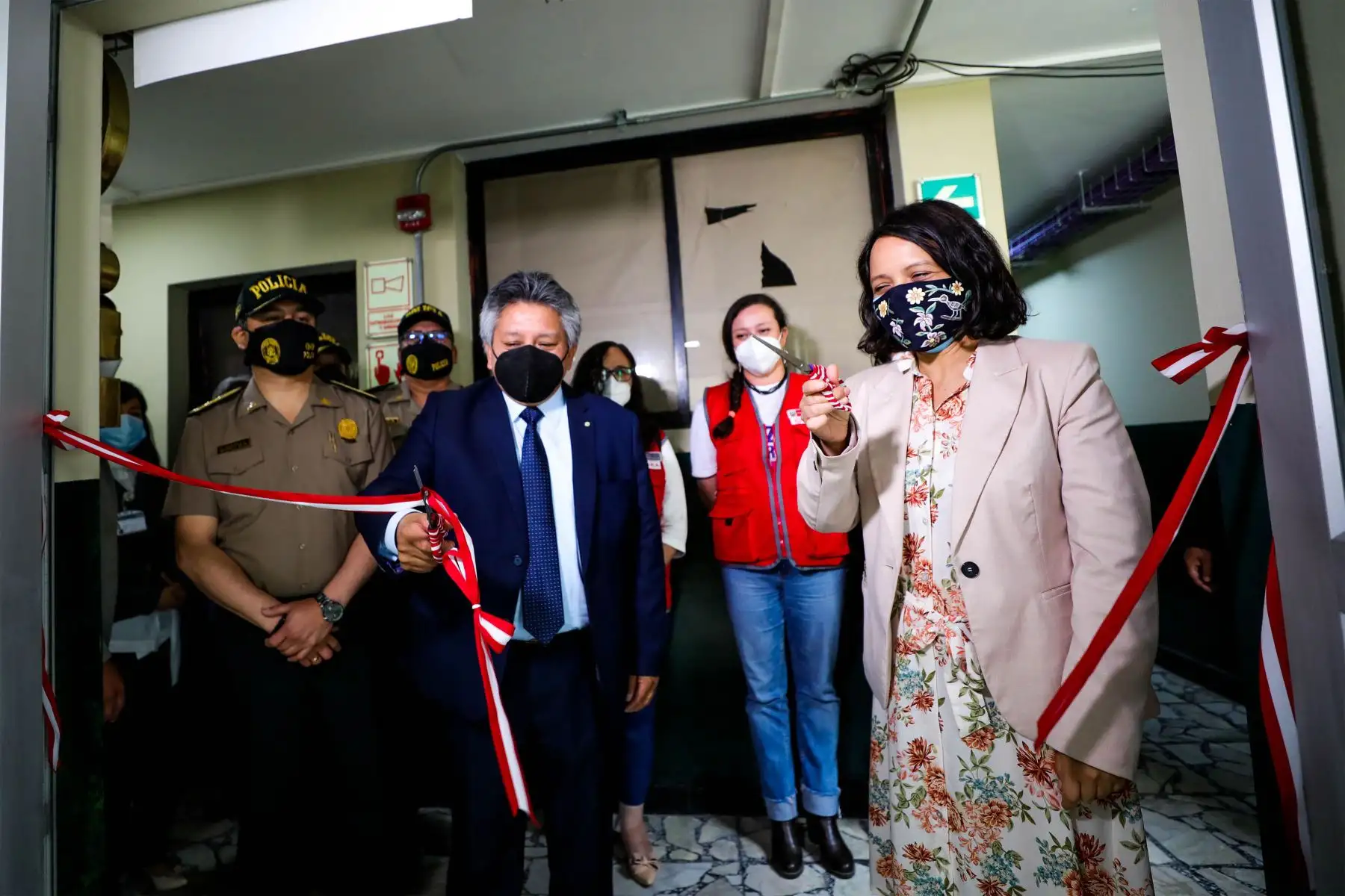 La ministra  de la Mujer y Poblaciones Vulnerables, Anahí Durand inauguró el Centro Emergencia Mujer  en Comisaría Breña, para que más personas accedan a los servicios gratuitos que brinda el Programa Nacional Aurora en atención a víctimas de violencia de género y conozcan las intervenciones preventivas.
Foto: MIMP