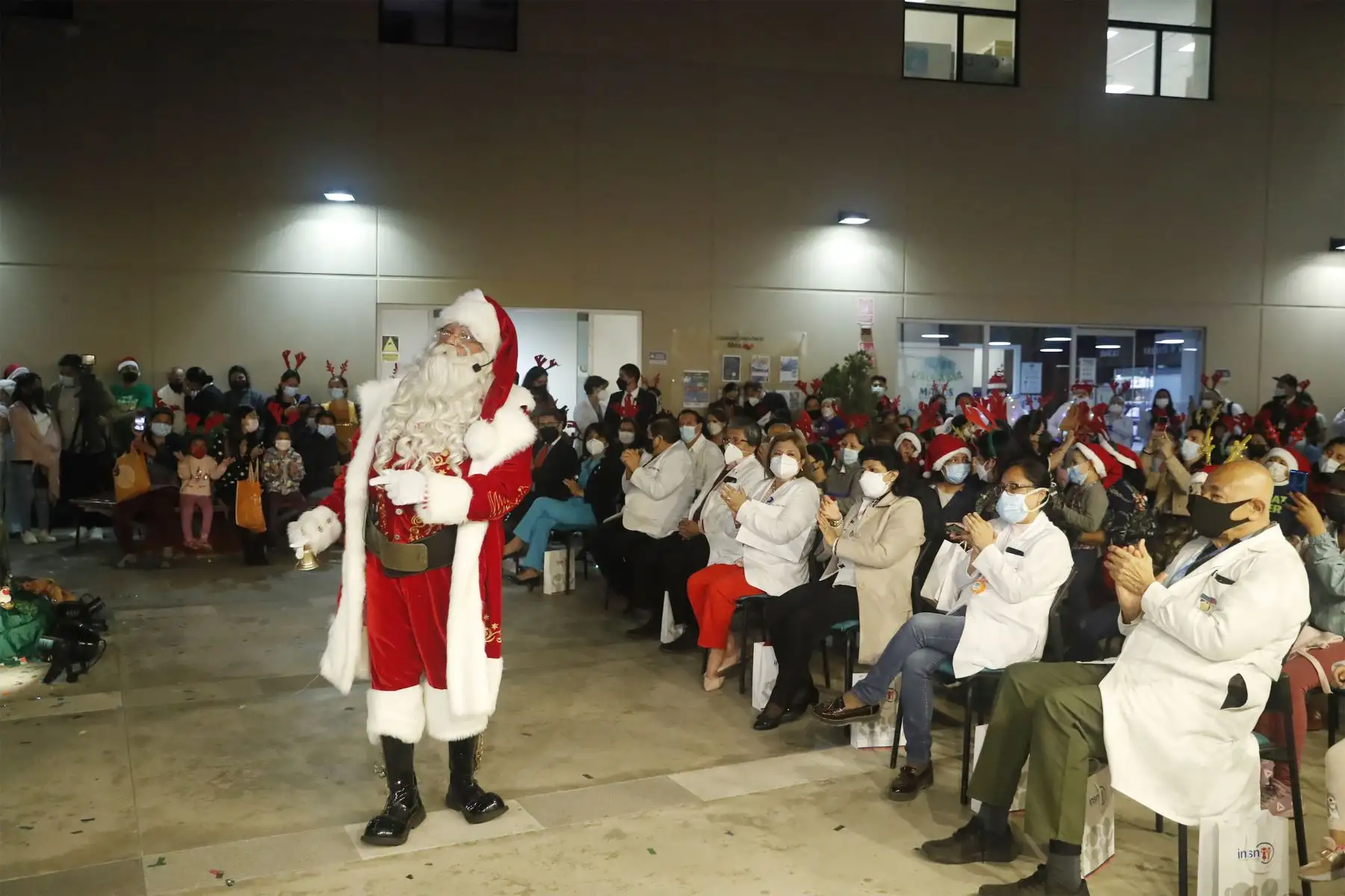 Primera Dama de la Nación, Lilia Paredes, participa en el encendido del árbol de navidad en el INSN-San Borja
Foto: ANDINA/Renato Pajuelo