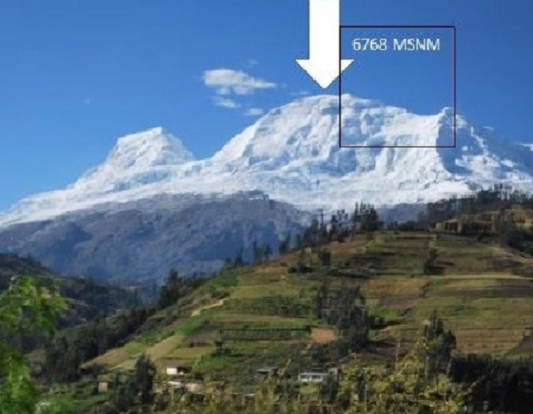 El nevado Huascarán, ubicada en la sierra de Áncash es la cumbre más alta del Perú.