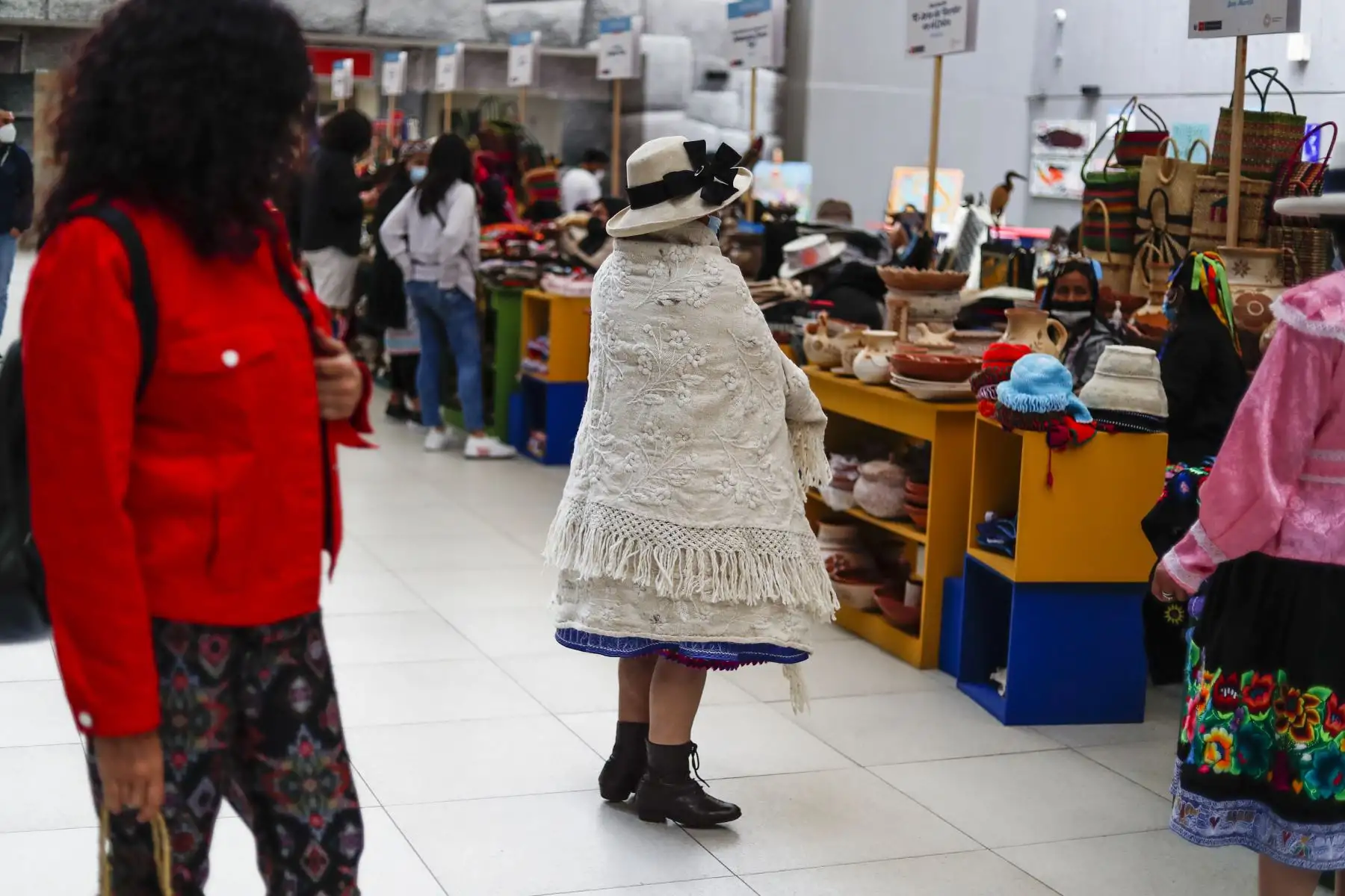 Más de 100 colectivos de arte tradicional ofrecen sus productos en Ruraq Maki. Foto: ANDINA/Renato Pajuelo