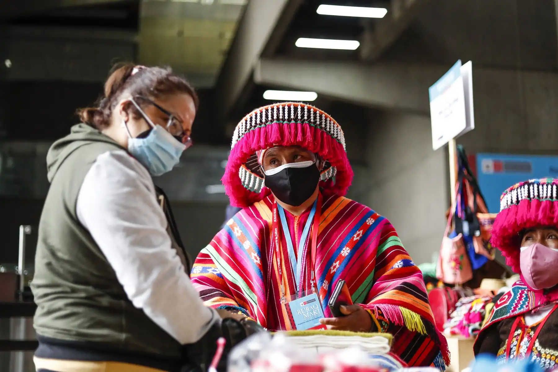 La feria Ruraq Maki regresó de forma presencial en la sede del Ministerio de Cultura tras dos años pandemia covid-19. Más de 100 colectivos de arte tradicional de costa, sierra y selva; ofrecerán sus mejores productos hasta el domingo 19 de diciembre. Foto: ANDINA/Renato Pajuelo
