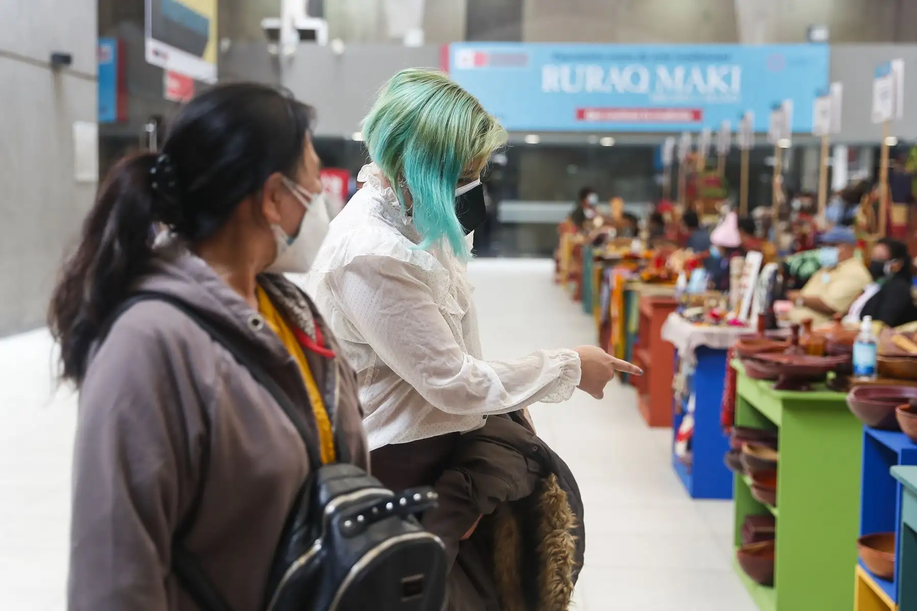 ‘Ruraq Maki, Hecho a mano’ estará abierta al público de forma presencial hasta el 19 de diciembre en la sede del Ministerio de Cultura, en San Borja. Foto: ANDINA/Renato Pajuelo