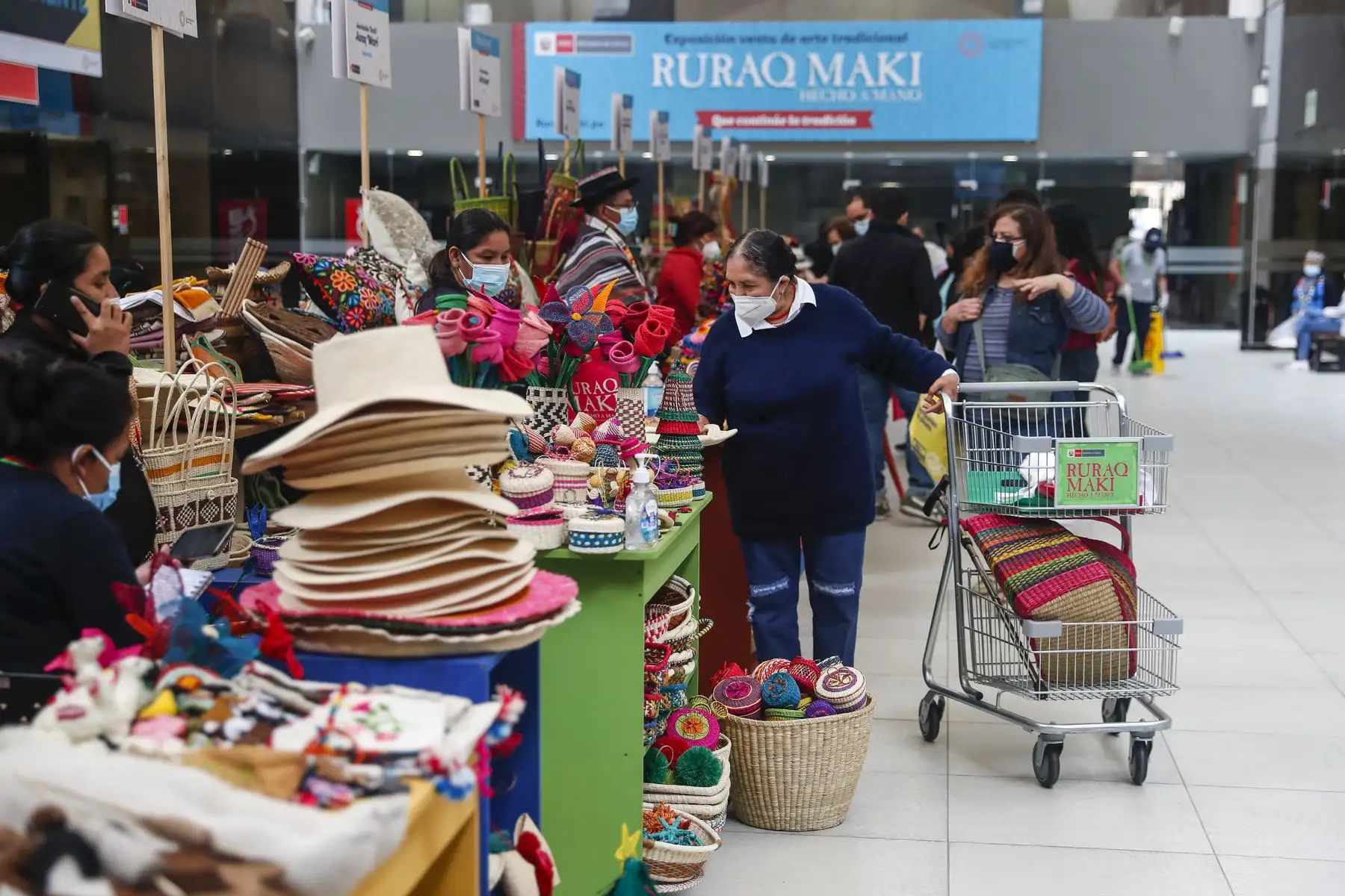 ‘Ruraq Maki, Hecho a mano’ estará abierta al público de forma presencial hasta el 19 de diciembre en la sede del Ministerio de Cultura, en San Borja. Foto: ANDINA/Renato Pajuelo