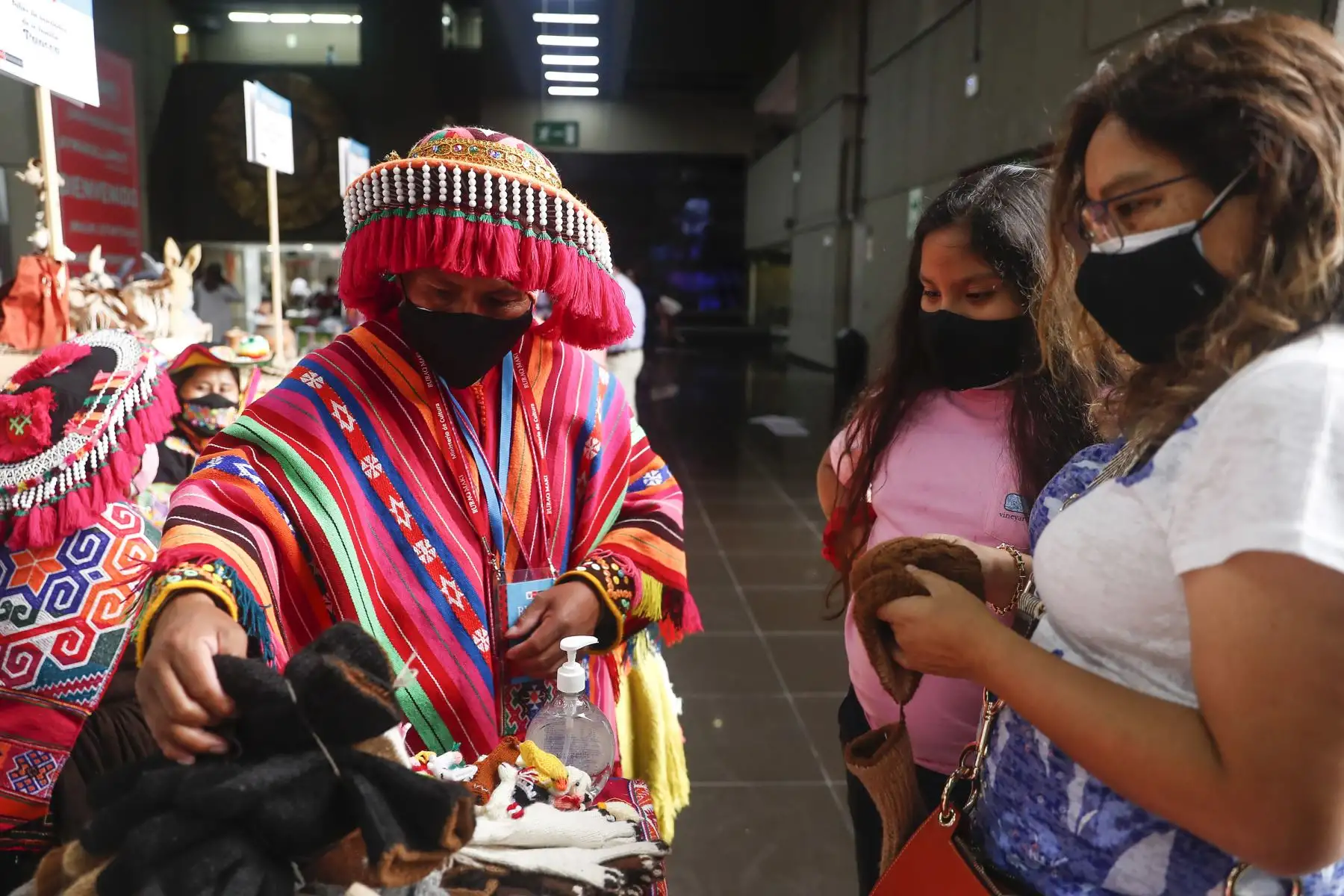 Más de 100 colectivos de arte tradicional de 22 regiones del país, muestran sus mejores productos buscando reactivar su economía. Foto: ANDINA/Renato Pajuelo