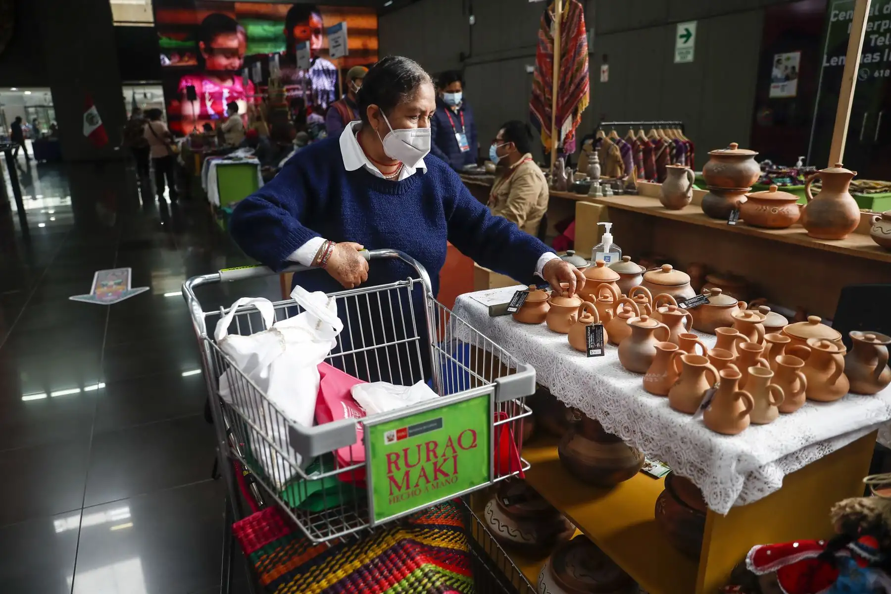 Más de 100 colectivos de arte tradicional ofrecen sus productos en Ruraq Maki. Foto: ANDINA/Renato Pajuelo