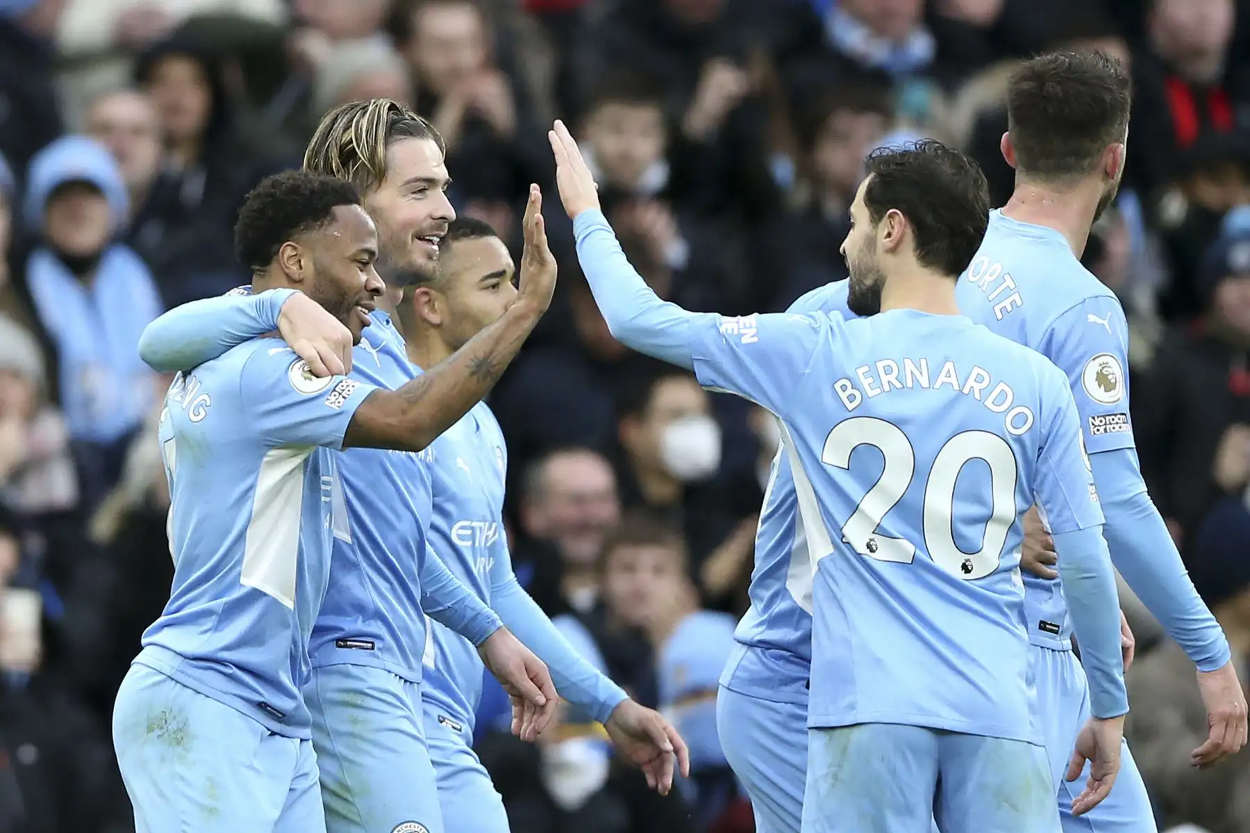 El centrocampista inglés del Manchester City, Raheem Sterling, celebra con sus compañeros de equipo después de anotar el primer gol de su equipo durante el partido de la Premier League. Foto: AFP