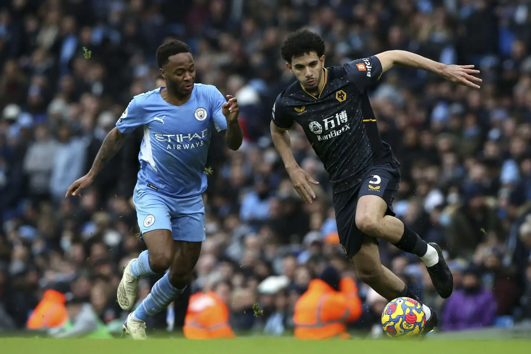 El centrocampista inglés del Manchester City, Raheem Sterling, compite con el defensor francés del Wolverhampton Wanderers, Rayan Ait-Nouri, durante el partido de la Premier League. Foto: AFP