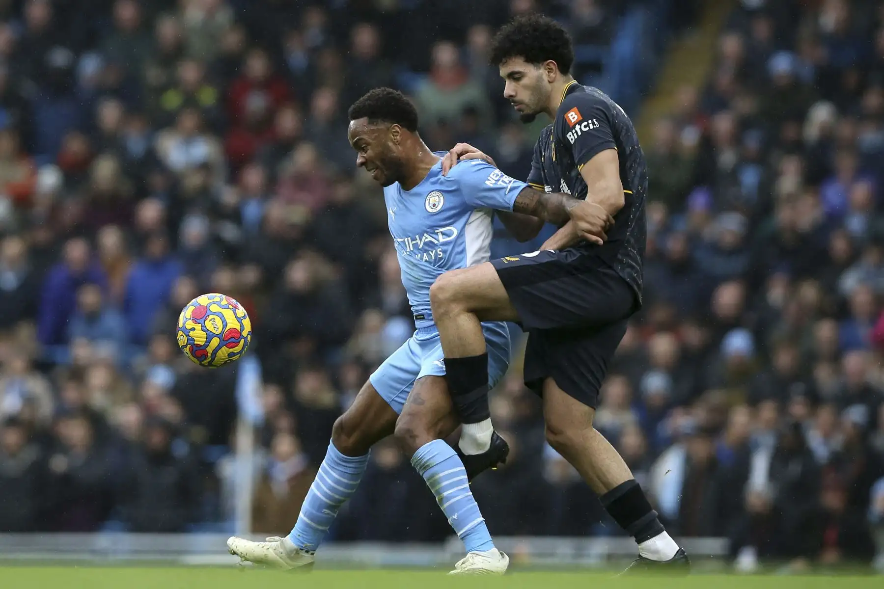 El centrocampista inglés del Manchester City, Raheem Sterling, compite con el defensor francés del Wolverhampton Wanderers, Rayan Ait-Nouri, durante el partido de la Premier League. Foto: AFP