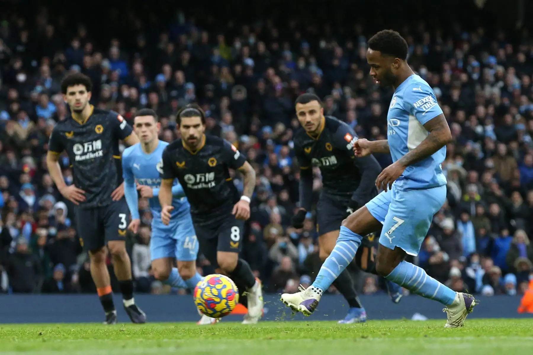 El centrocampista inglés del Manchester City, Raheem Sterling, lanza un penalti y marca el gol de apertura de su equipo durante el partido de la Premier League. Foto: AFP